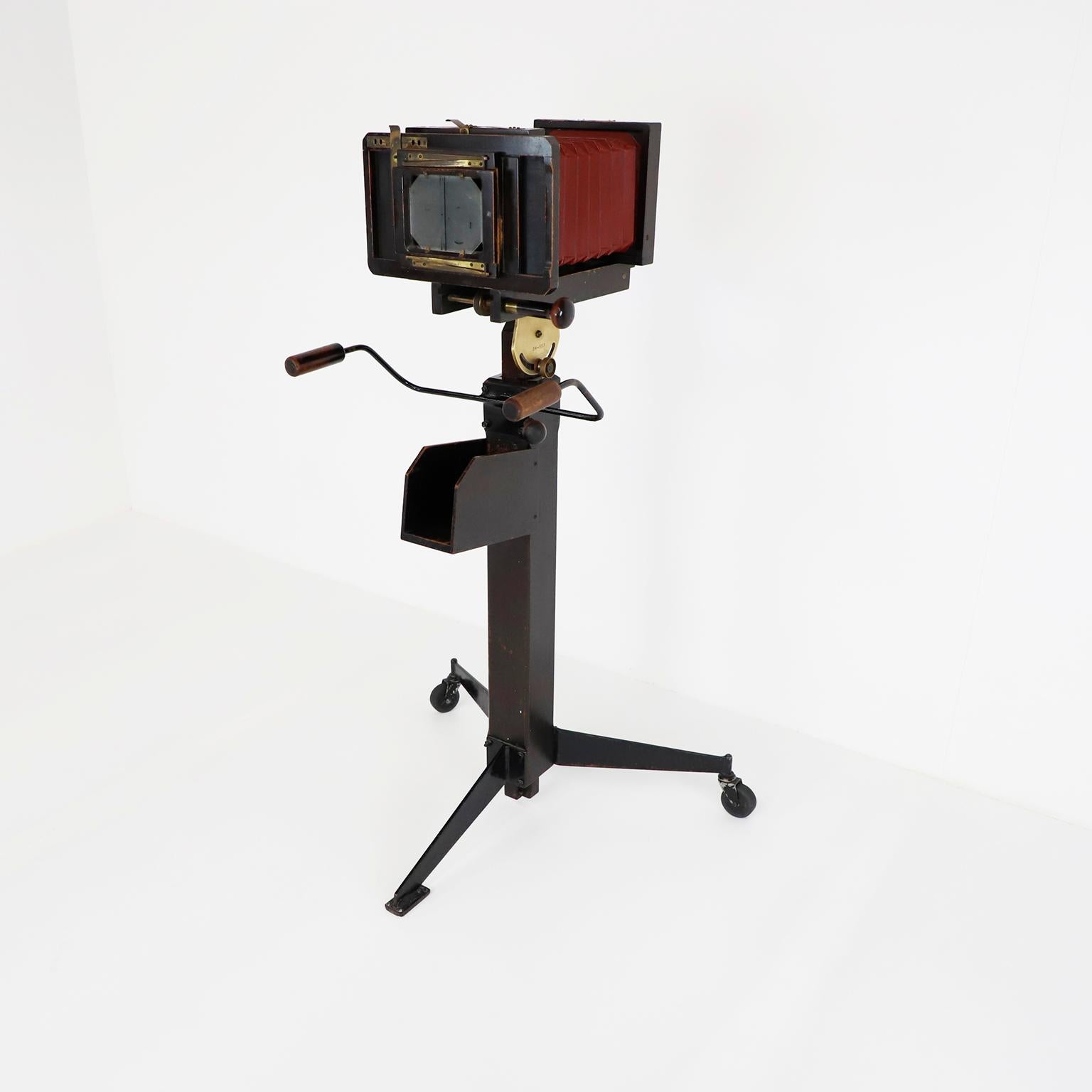 Antike hölzerne Platte Folding fotografische Kamera mit Stand im Zustand „Gut“ im Angebot in Mexico City, CDMX