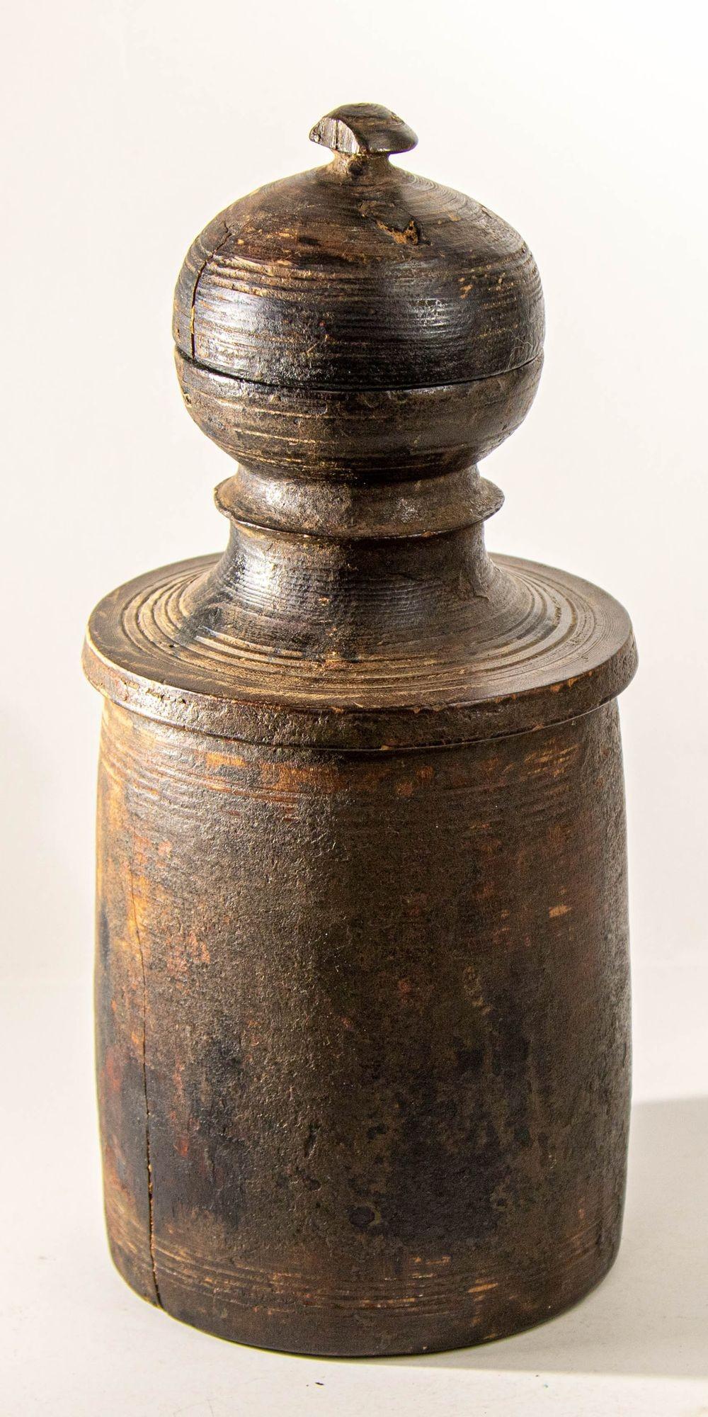 Antique Wooden Pot or Tekhi from Nepal, 1900s For Sale 9