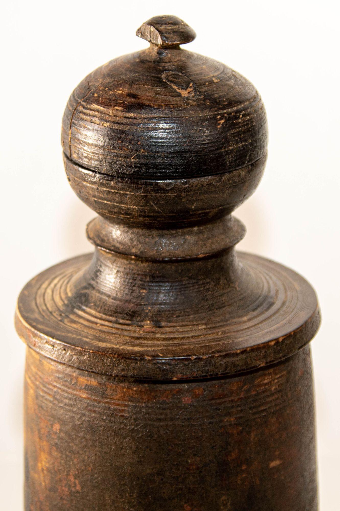 Antico vaso di legno o Tekhi, dal Nepal, alto 13