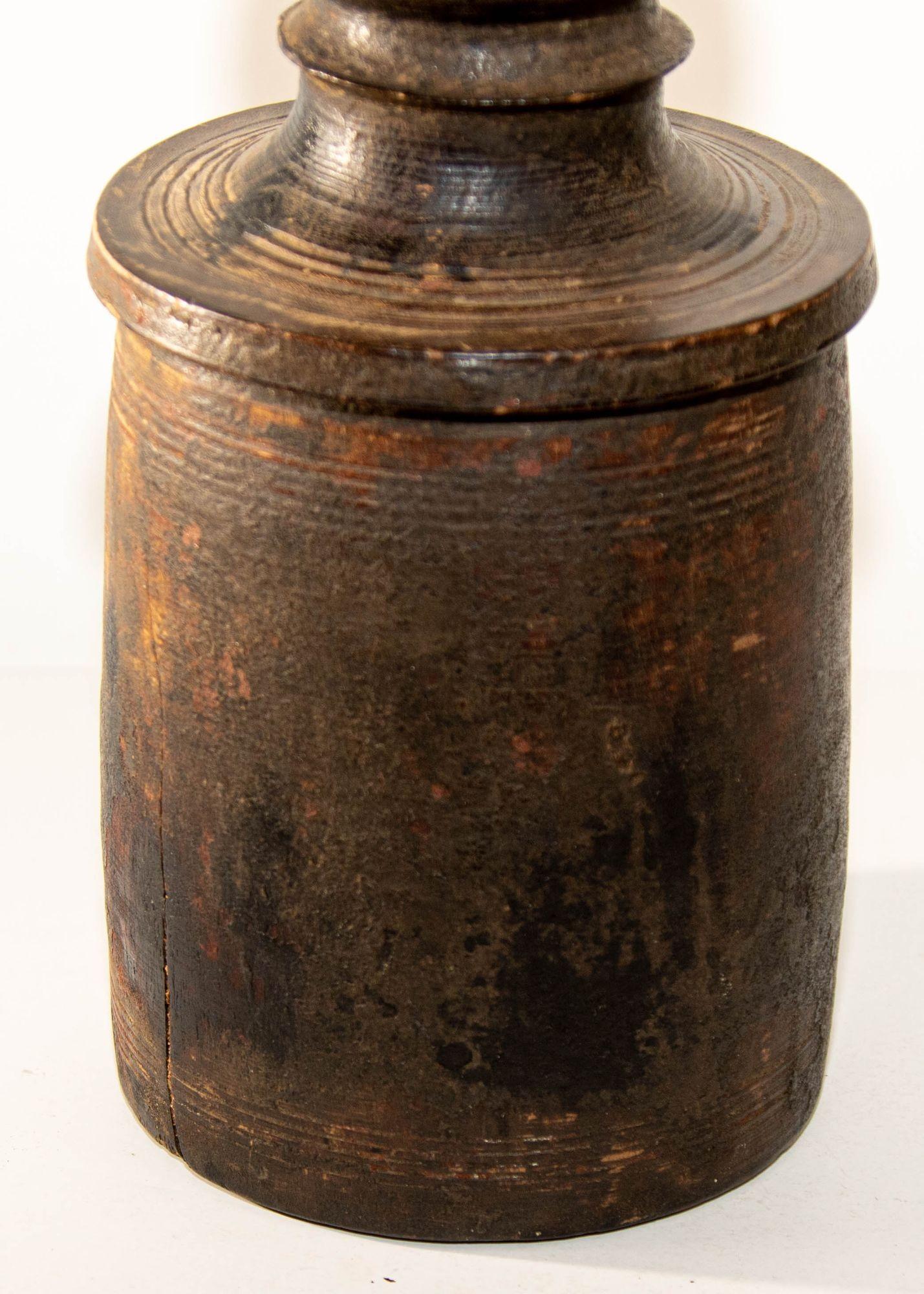 Arte popolare Antico vaso di legno o Tekhi del Nepal, 1900 in vendita