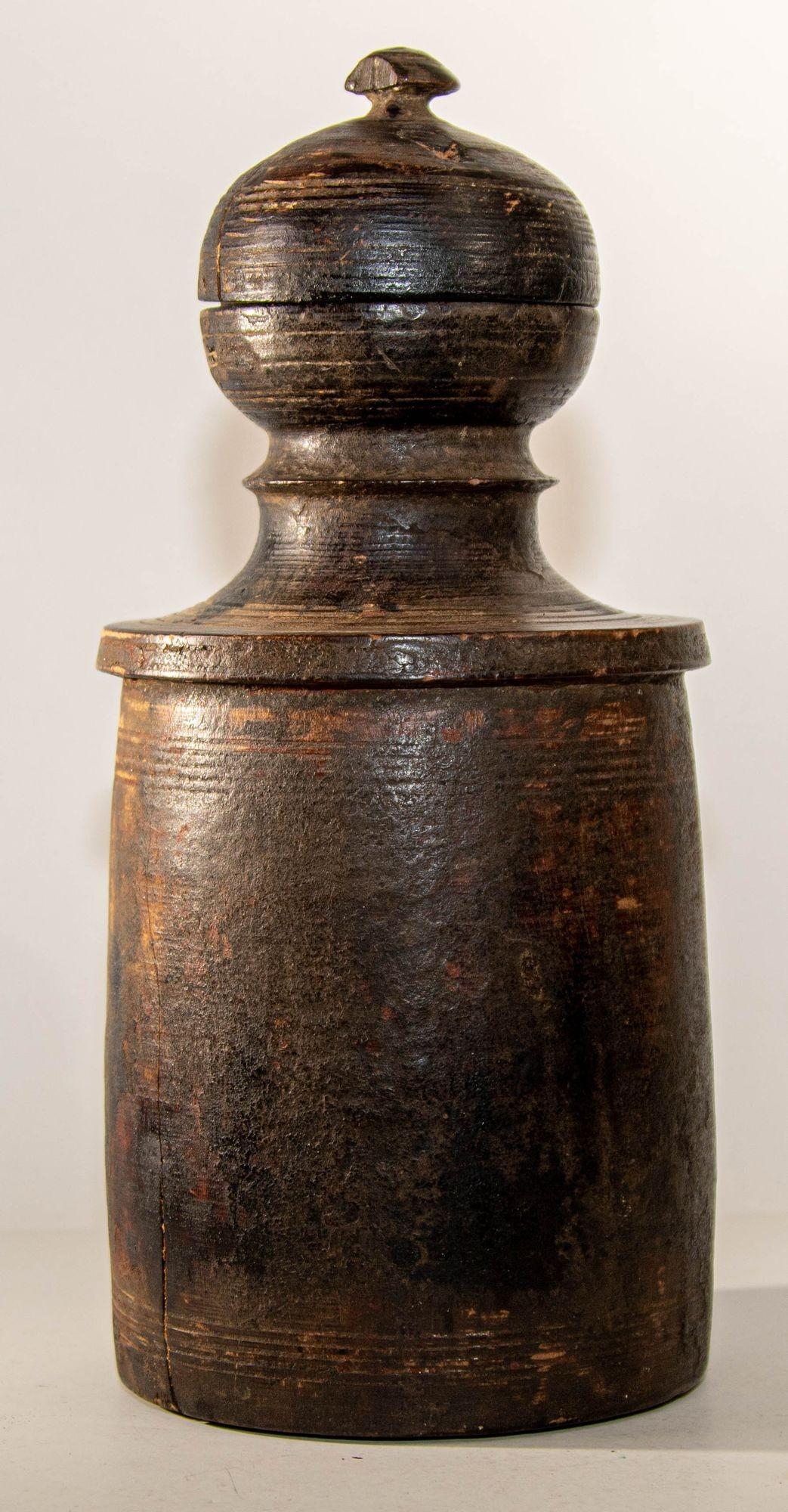 Nepalese Antique Wooden Pot or Tekhi from Nepal, 1900s For Sale