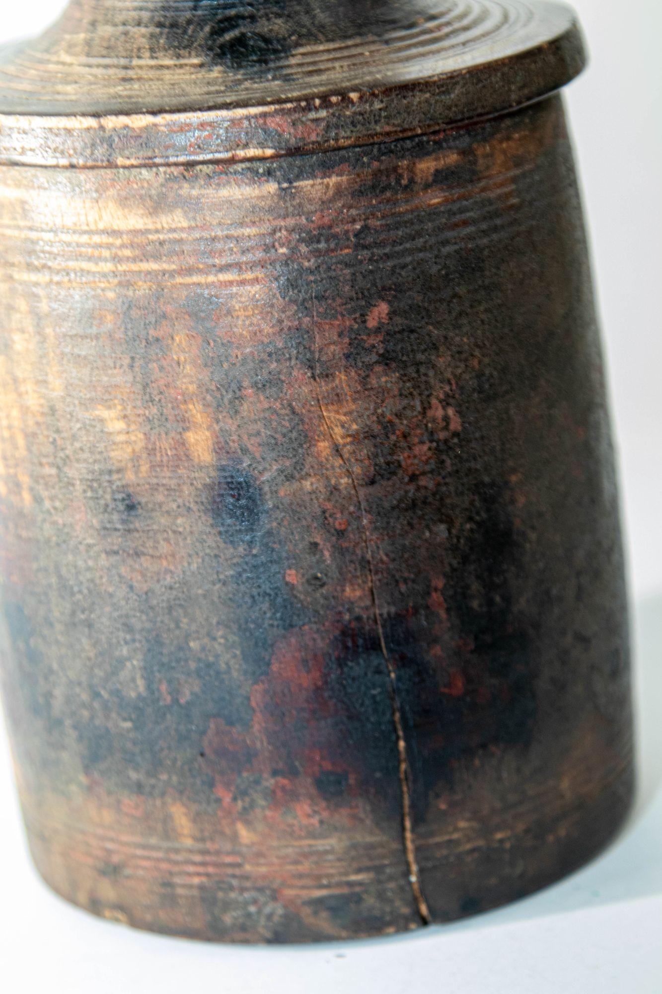 Legno massiccio Antico vaso di legno o Tekhi del Nepal, 1900 in vendita