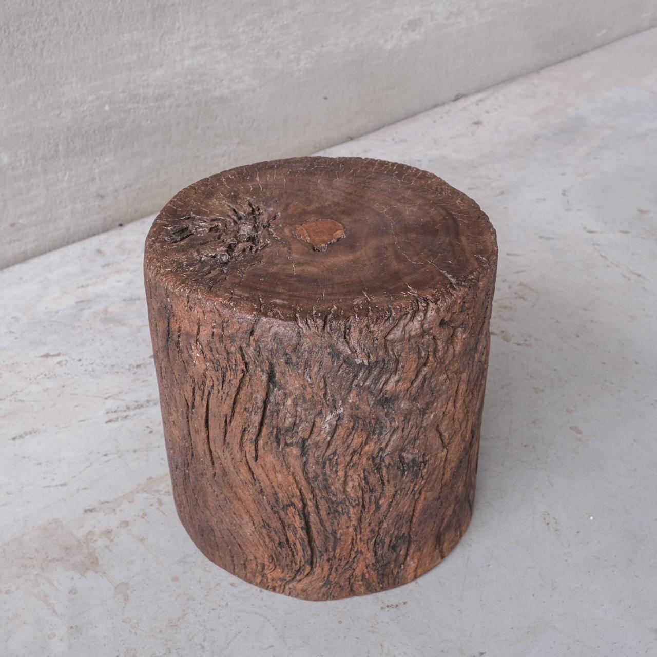 20ième siècle Table d'appoint ou piédestal primitif en bois ancien (n°1) en vente