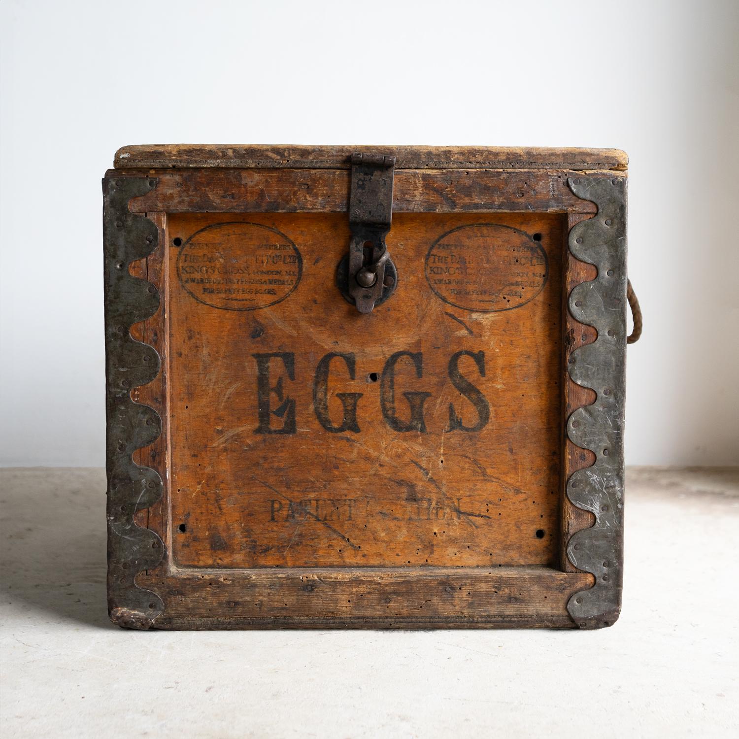 COCINA ANTIGUA/INTERÉS AGRÍCOLA

Caja de madera utilizada originalmente para transportar huevos de forma segura desde una granja rural, normalmente por ferrocarril, hasta su destino final en un pueblo o ciudad.

Este es uno de los ejemplos más