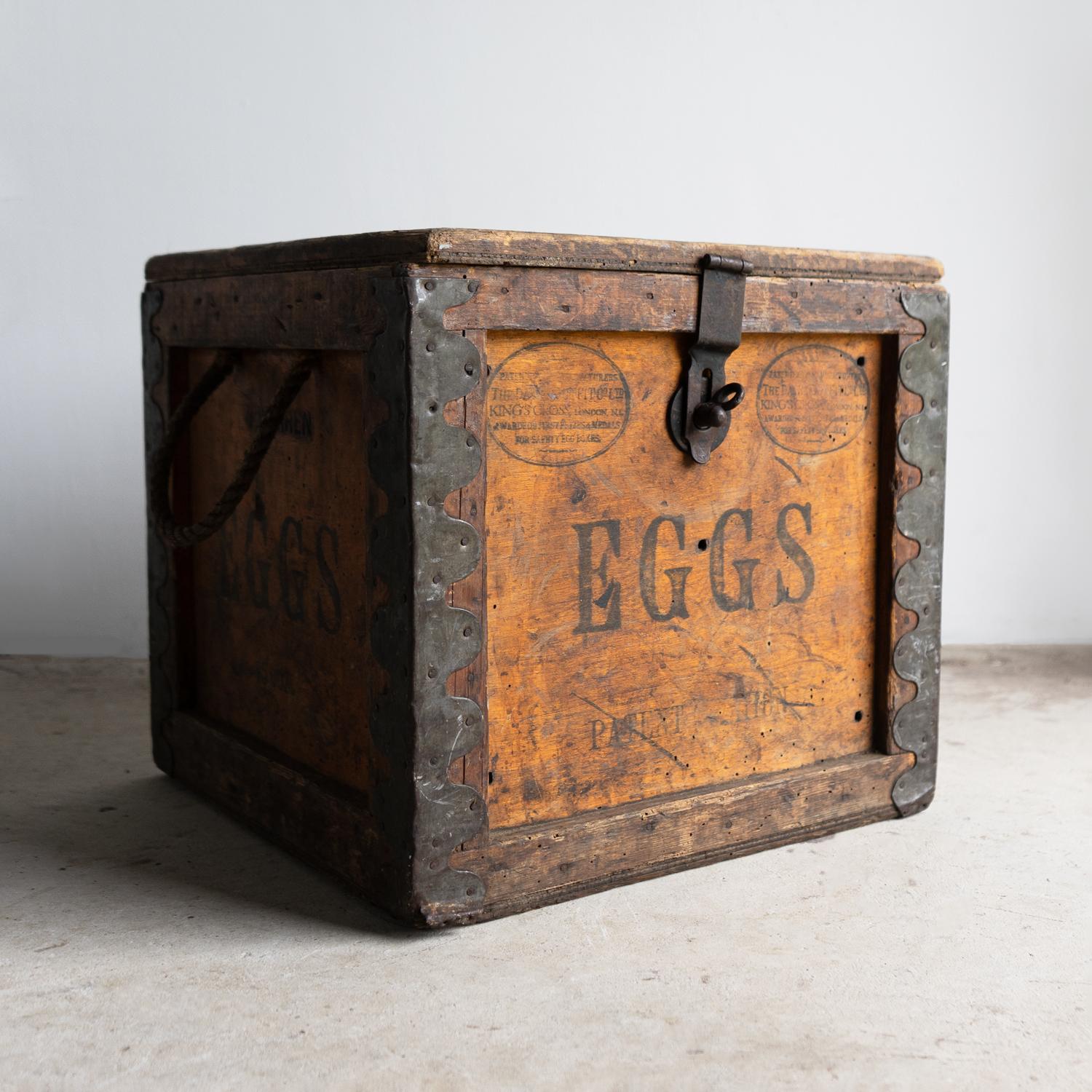 Caja de madera antigua para huevos de ferrocarril, The Dairy Outfit Co. Principios del siglo XX Rústico