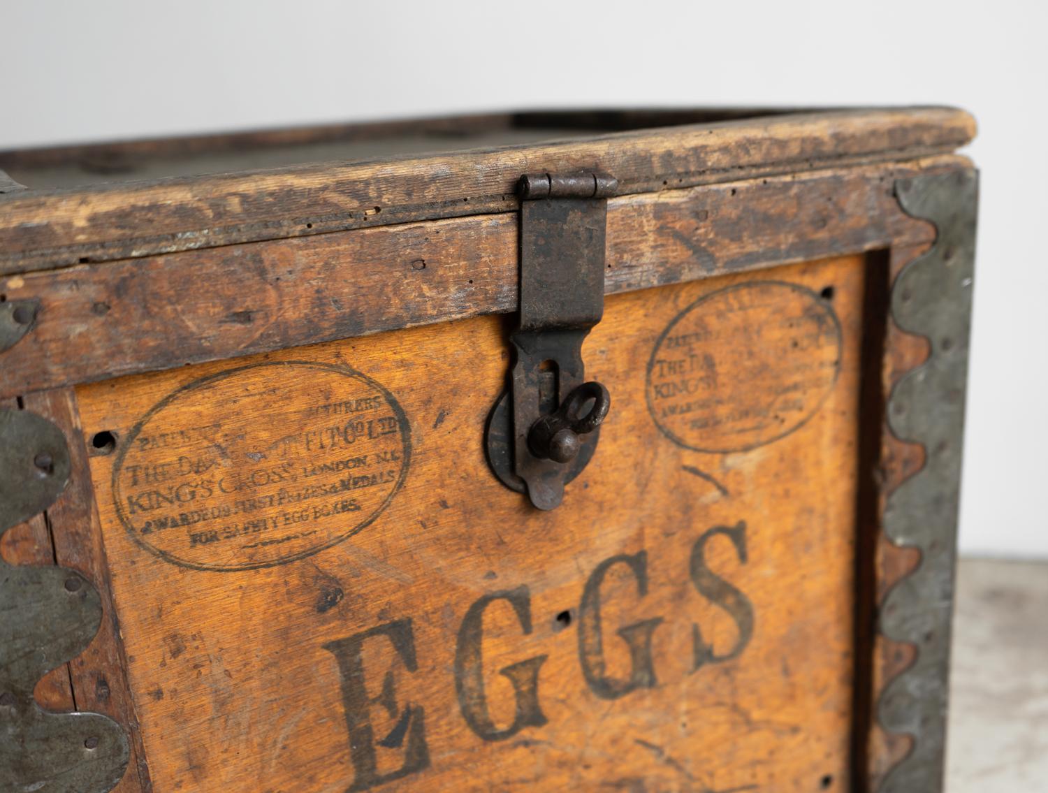 Caja de madera antigua para huevos de ferrocarril, The Dairy Outfit Co. Principios del siglo XX Hecho a mano