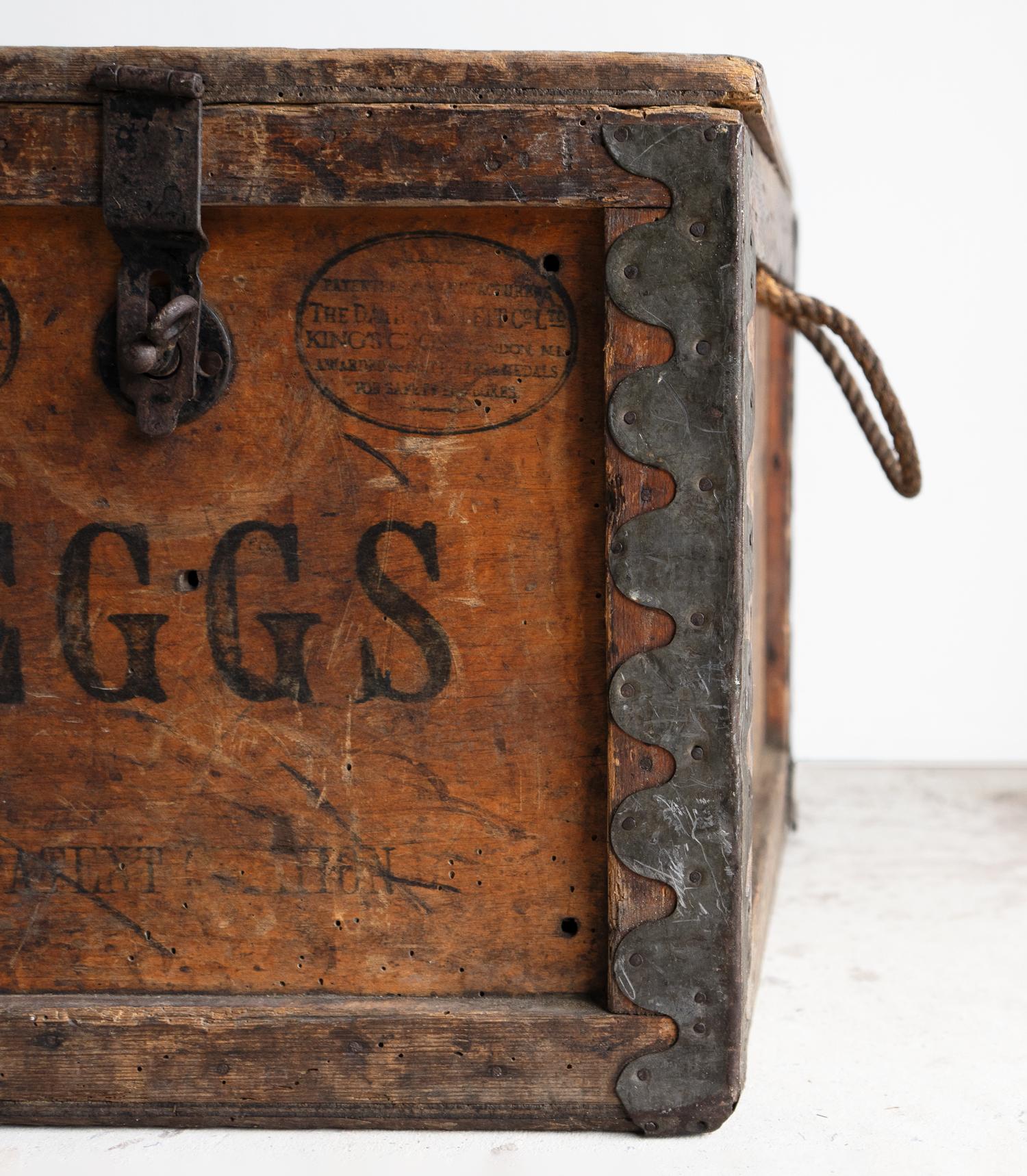 Caja de madera antigua para huevos de ferrocarril, The Dairy Outfit Co. Principios del siglo XX en Bueno Estado en Bristol, GB