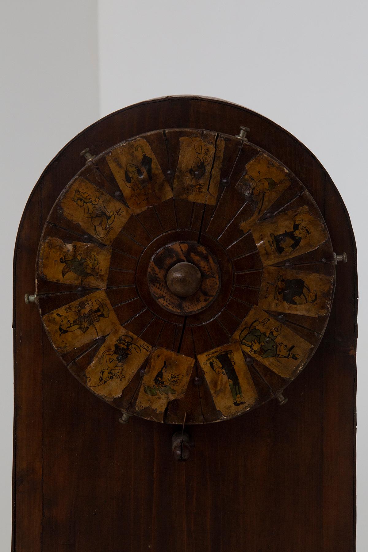 Antikes Roulette-Spielrad aus Holz mit applizierten Figuren im Angebot 4