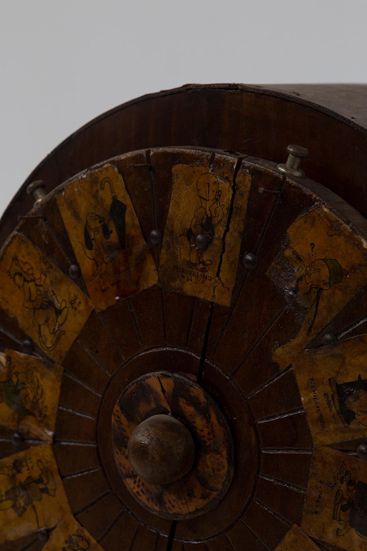 Néoclassique roue de jeu de roulette ancienne en bois avec figures appliquées en vente