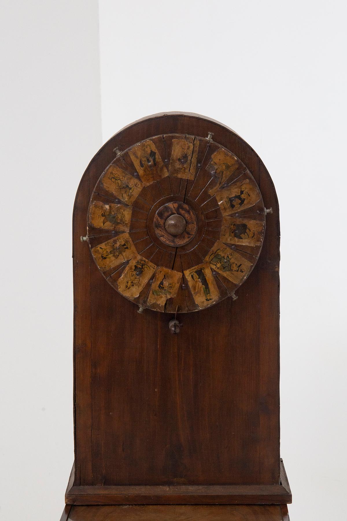 italien roue de jeu de roulette ancienne en bois avec figures appliquées en vente