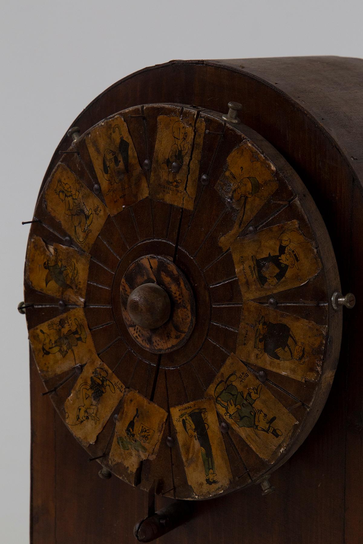 roue de jeu de roulette ancienne en bois avec figures appliquées Bon état - En vente à Milano, IT