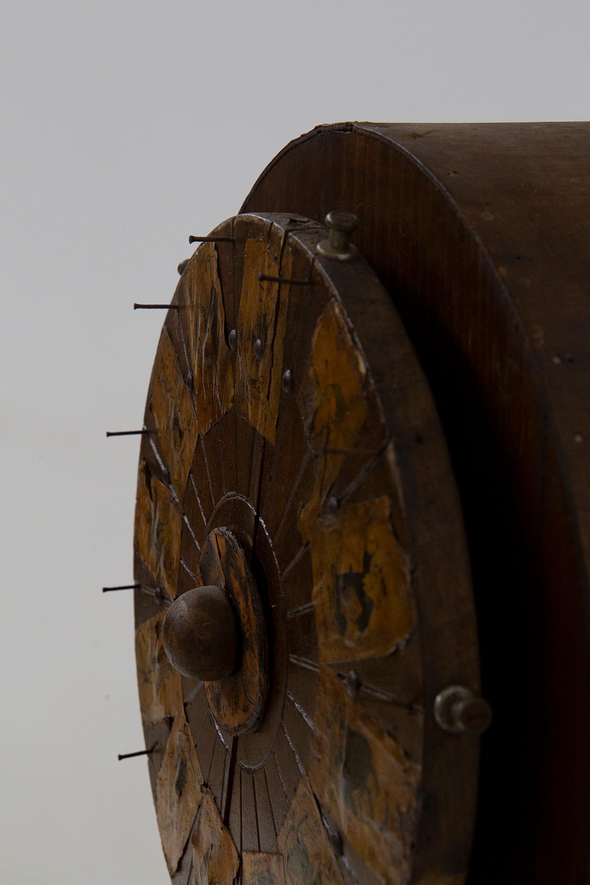 Milieu du XIXe siècle roue de jeu de roulette ancienne en bois avec figures appliquées en vente