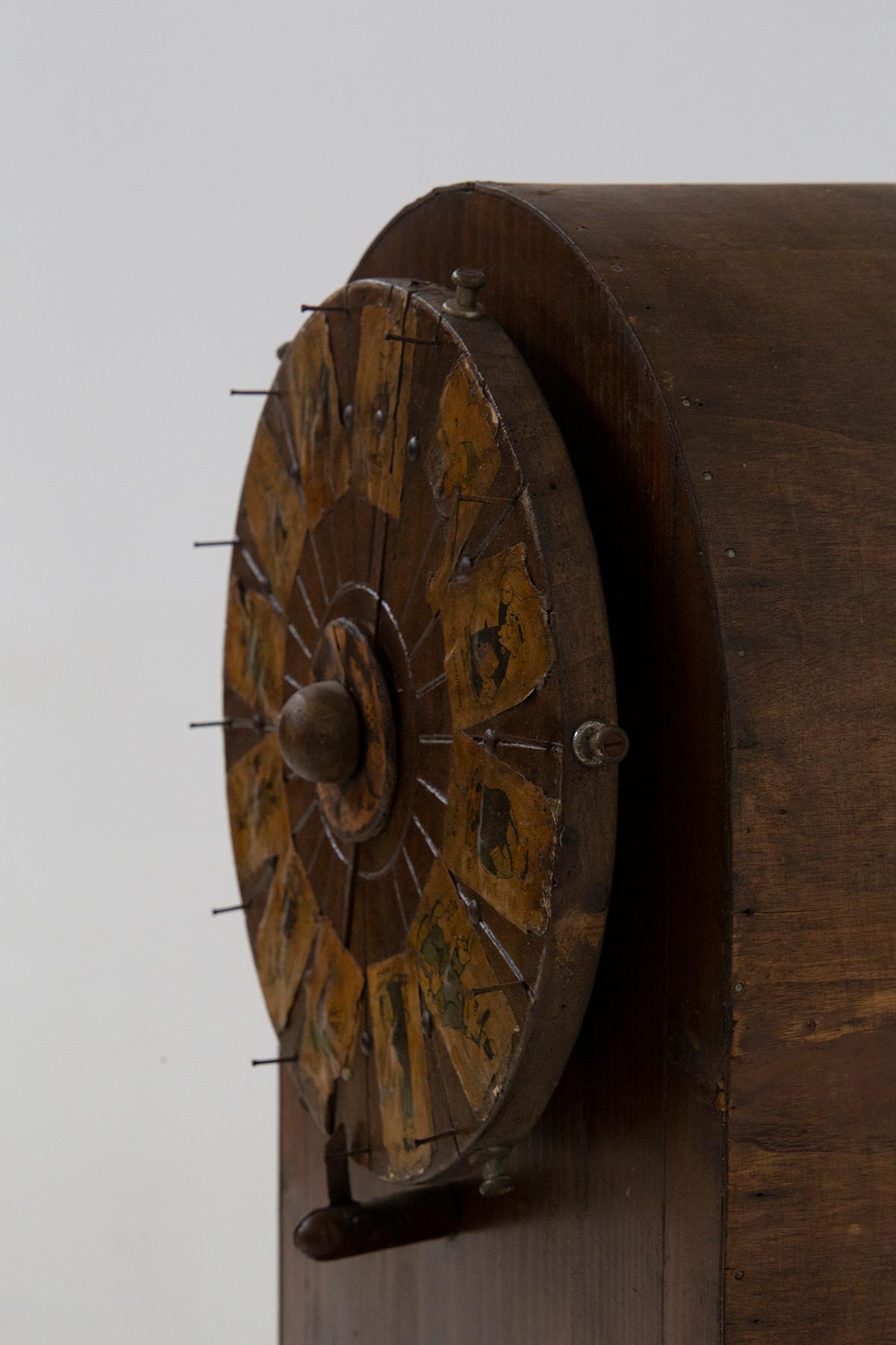 Métal roue de jeu de roulette ancienne en bois avec figures appliquées en vente