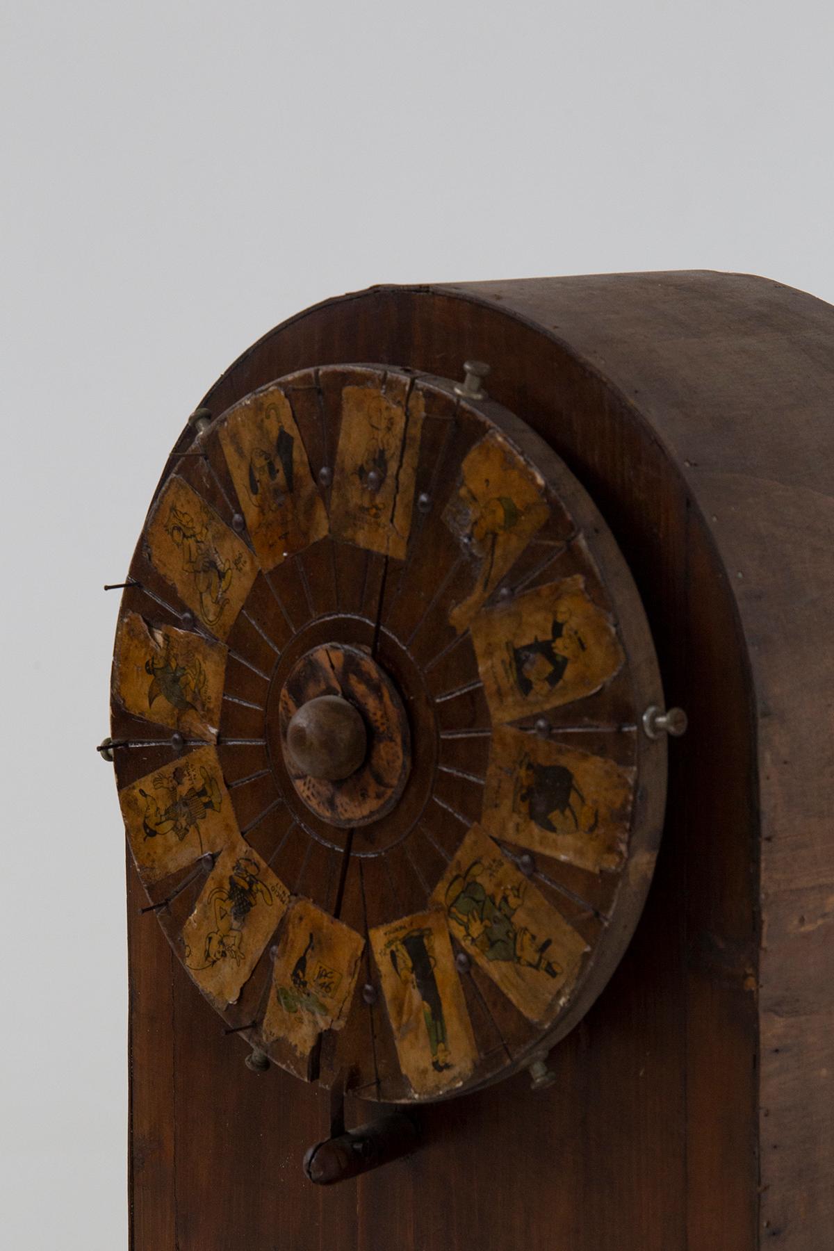 Antikes Roulette-Spielrad aus Holz mit applizierten Figuren im Angebot 1