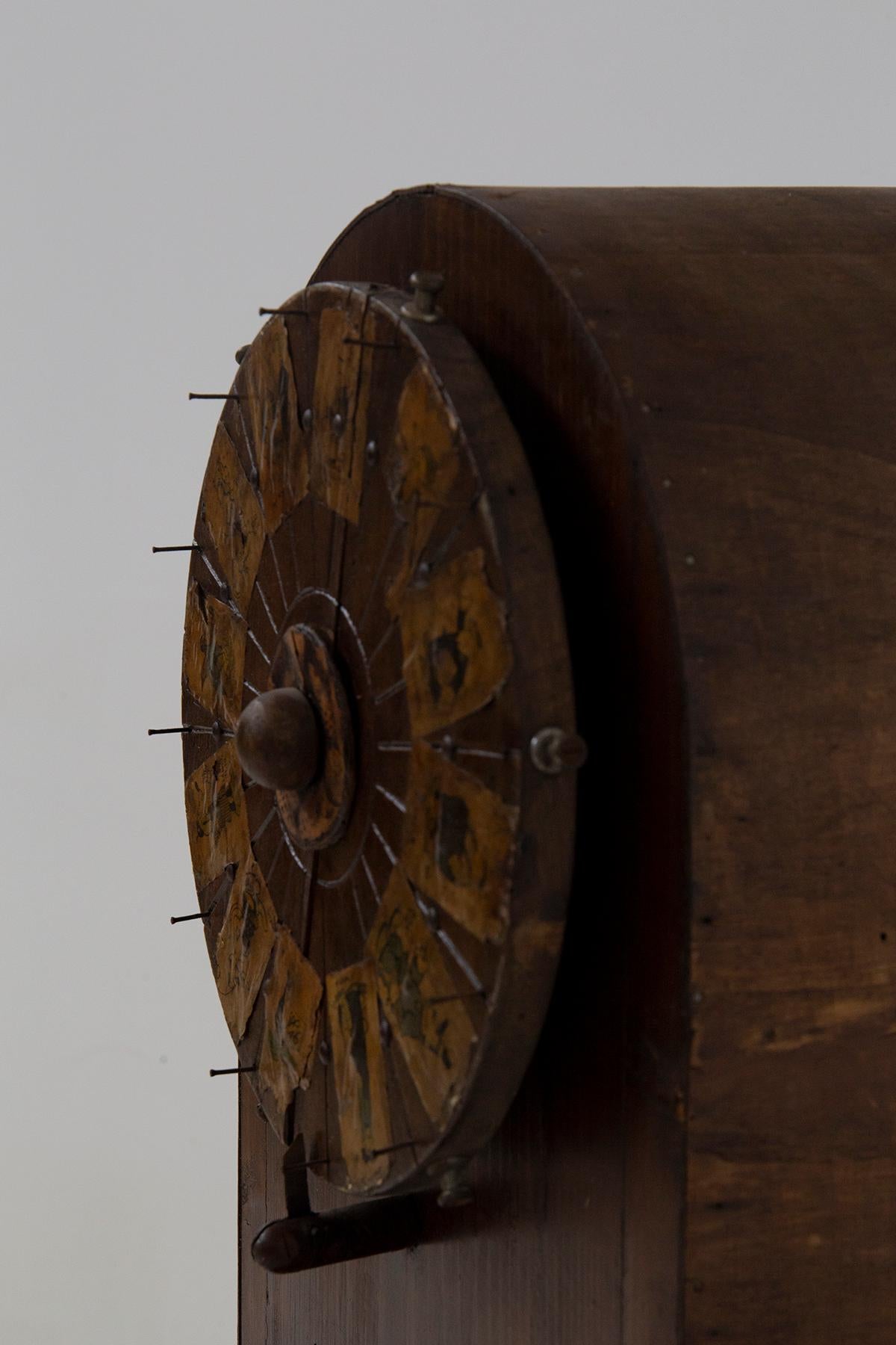 roue de jeu de roulette ancienne en bois avec figures appliquées en vente 2