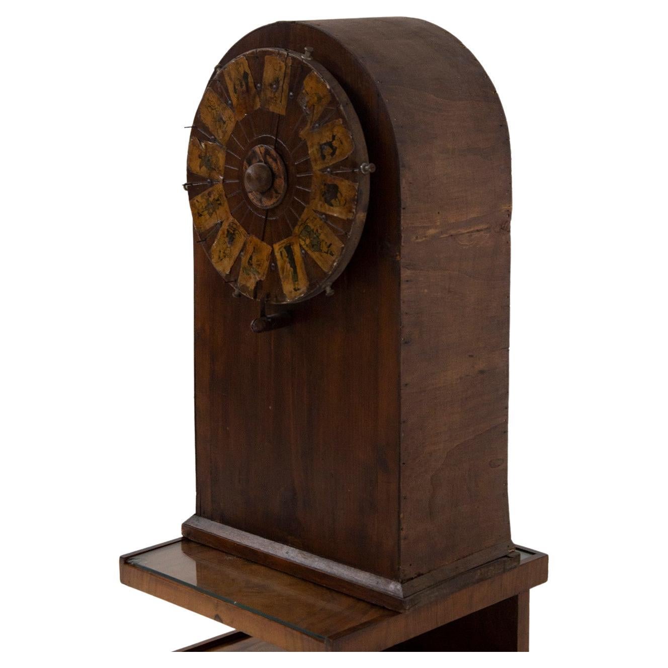 roue de jeu de roulette ancienne en bois avec figures appliquées