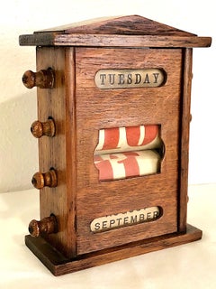 Antike hölzerne Scrolling Tischkalender hält die Zeit ewig