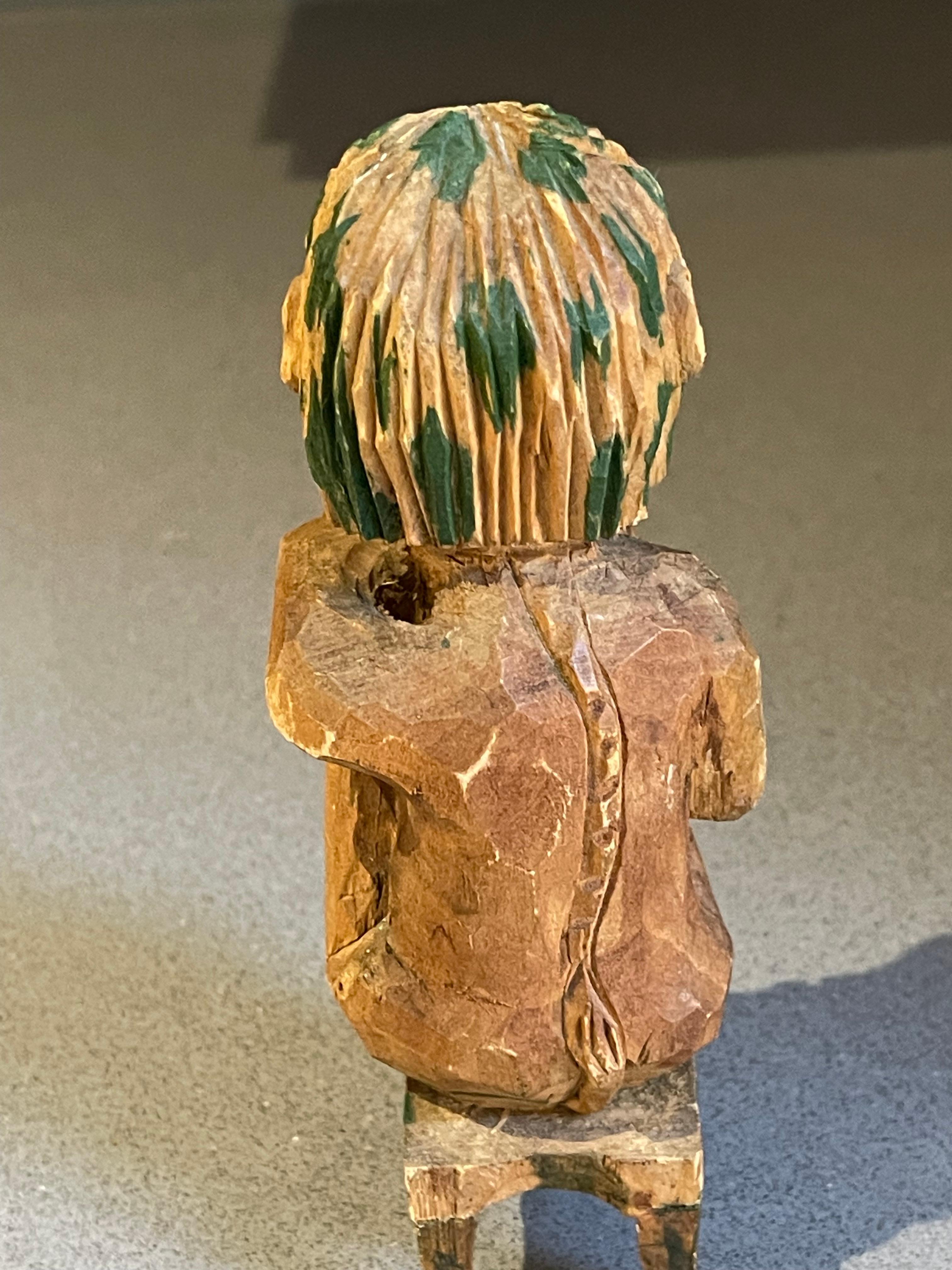 Escultura antigua de madera Figura decorativa Figura sentada sobre taburete Sueca en venta 2