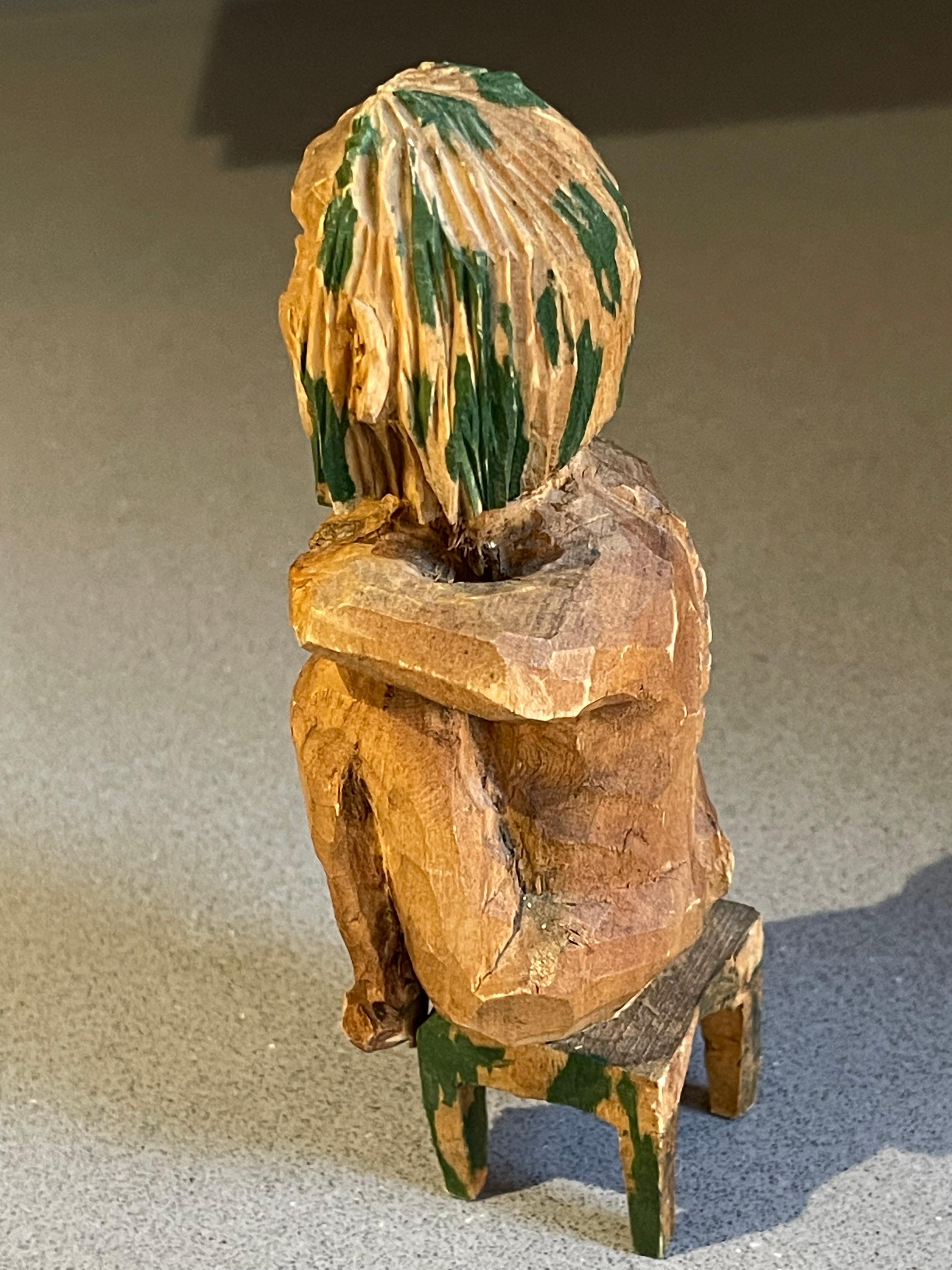 Escultura antigua de madera Figura decorativa Figura sentada sobre taburete Sueca en venta 3