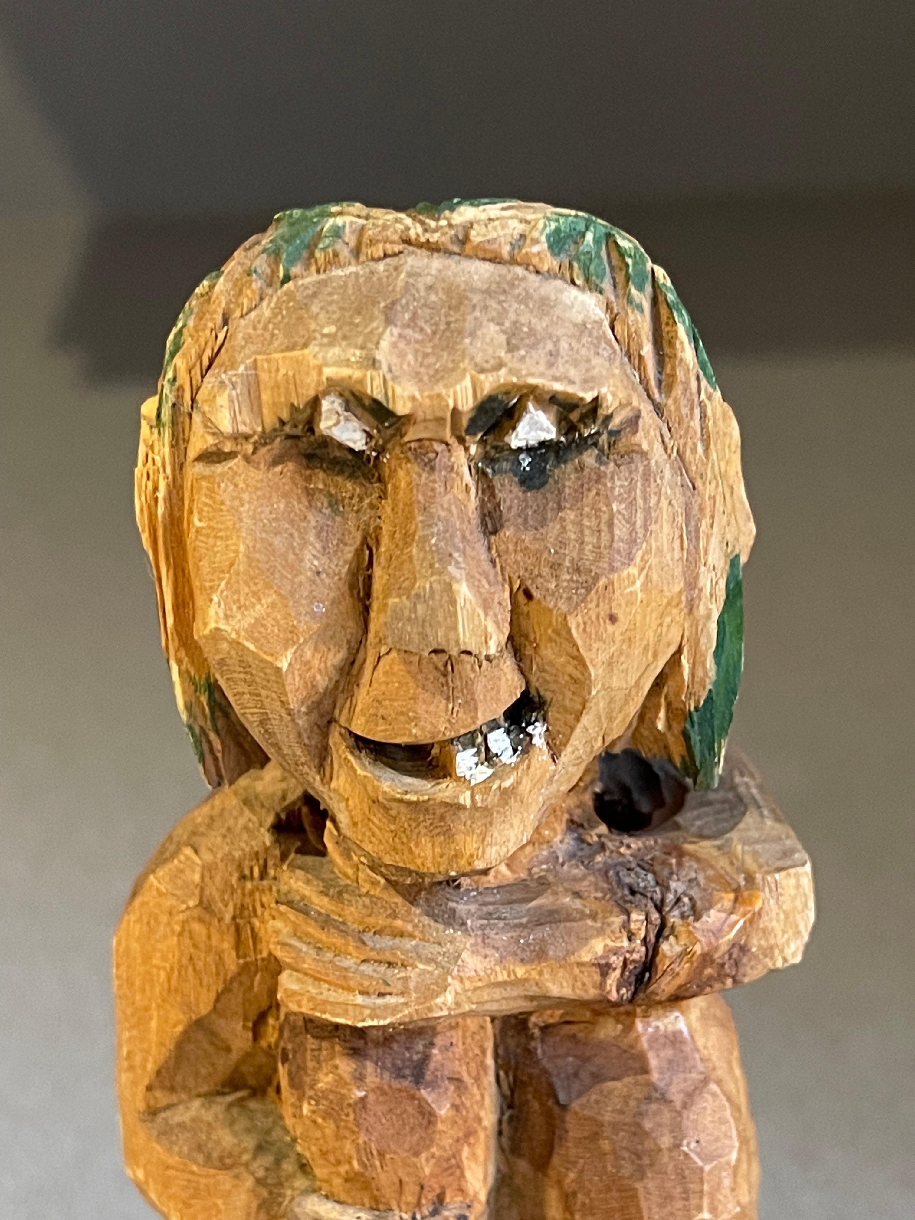 Escultura antigua de madera Figura decorativa Figura sentada sobre taburete Sueca en venta 4