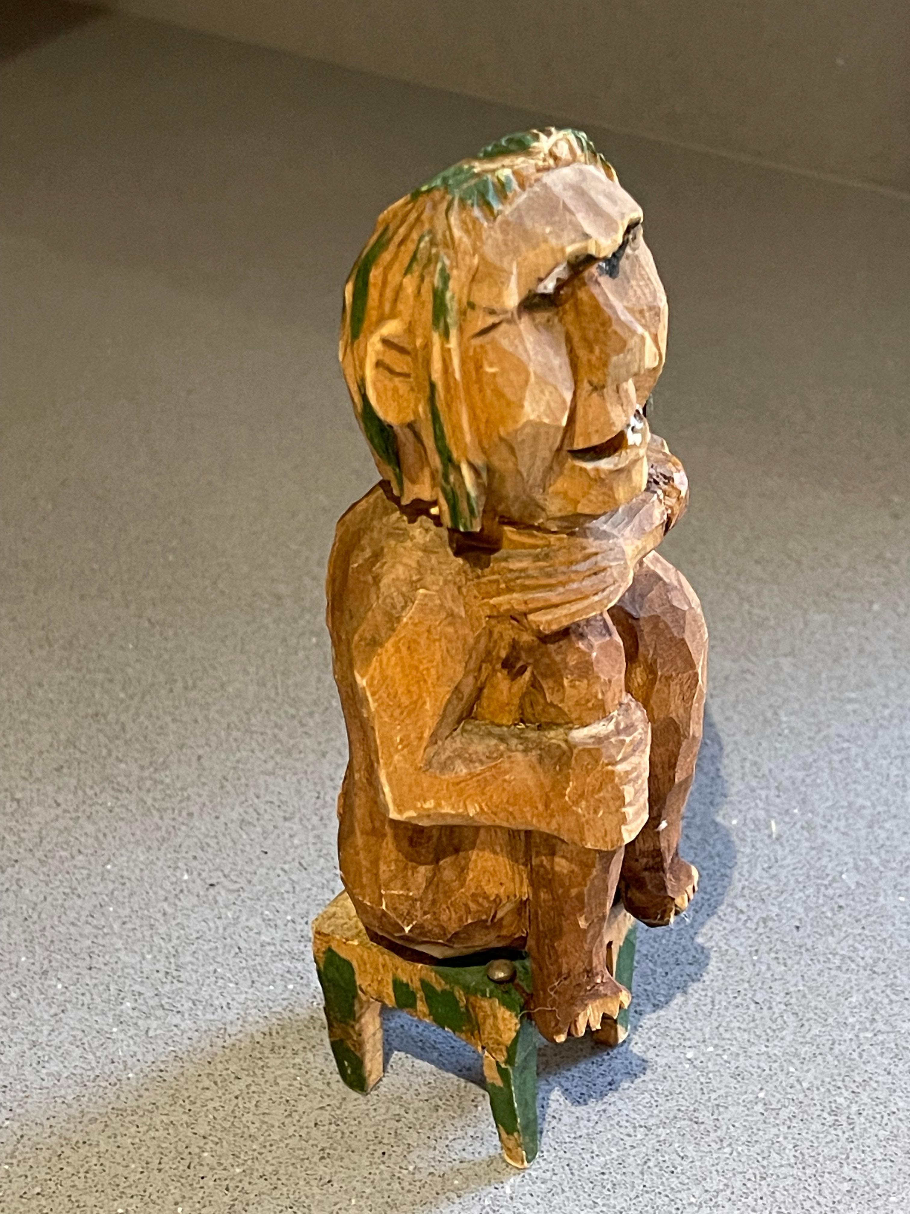 Escultura antigua de madera Figura decorativa Figura sentada sobre taburete Sueca en venta 5