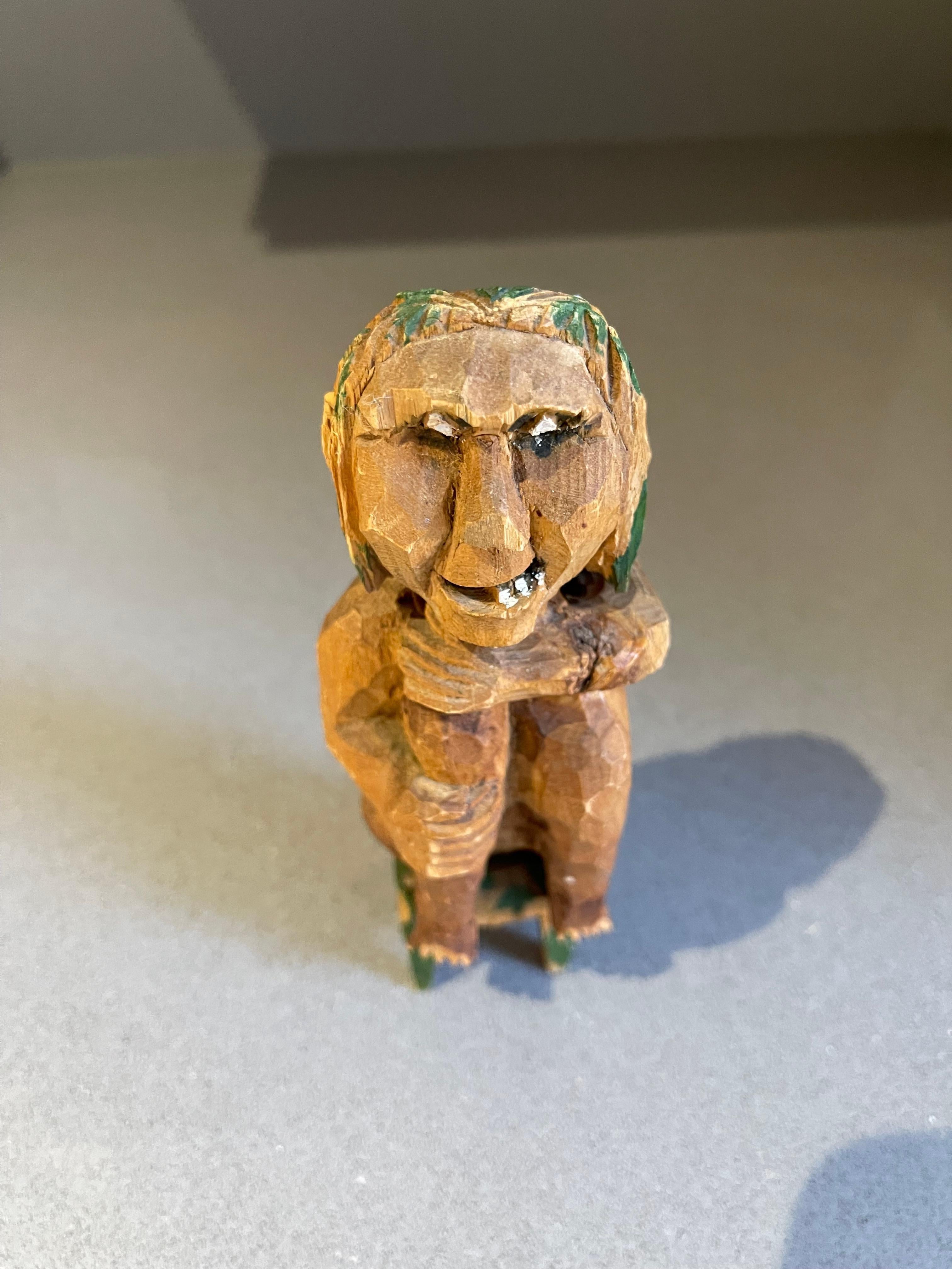 Escultura antigua de madera Figura decorativa Figura sentada sobre taburete Sueca en venta 6