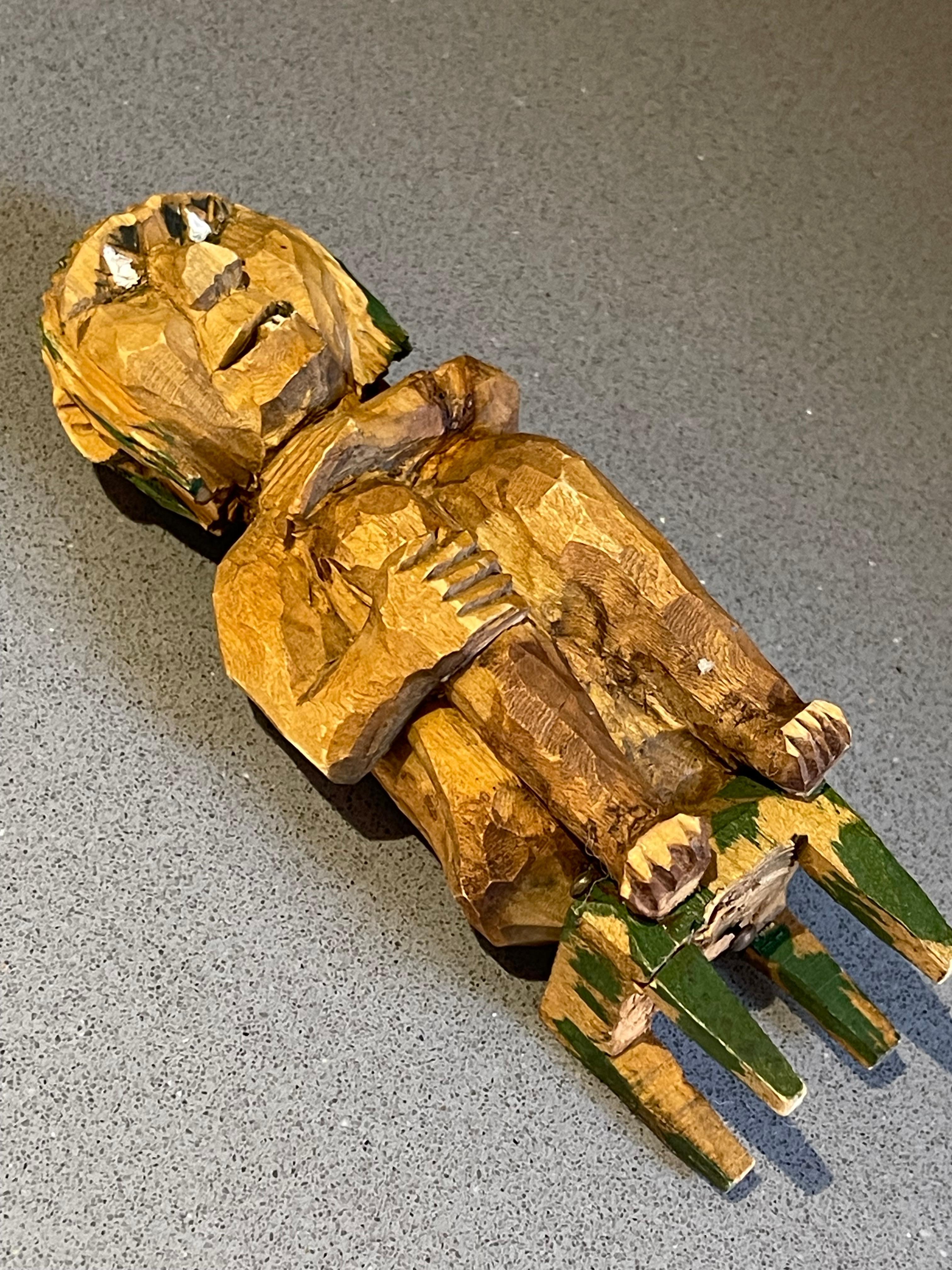 Escultura antigua de madera Figura decorativa Figura sentada sobre taburete Sueca principios del siglo XX en venta