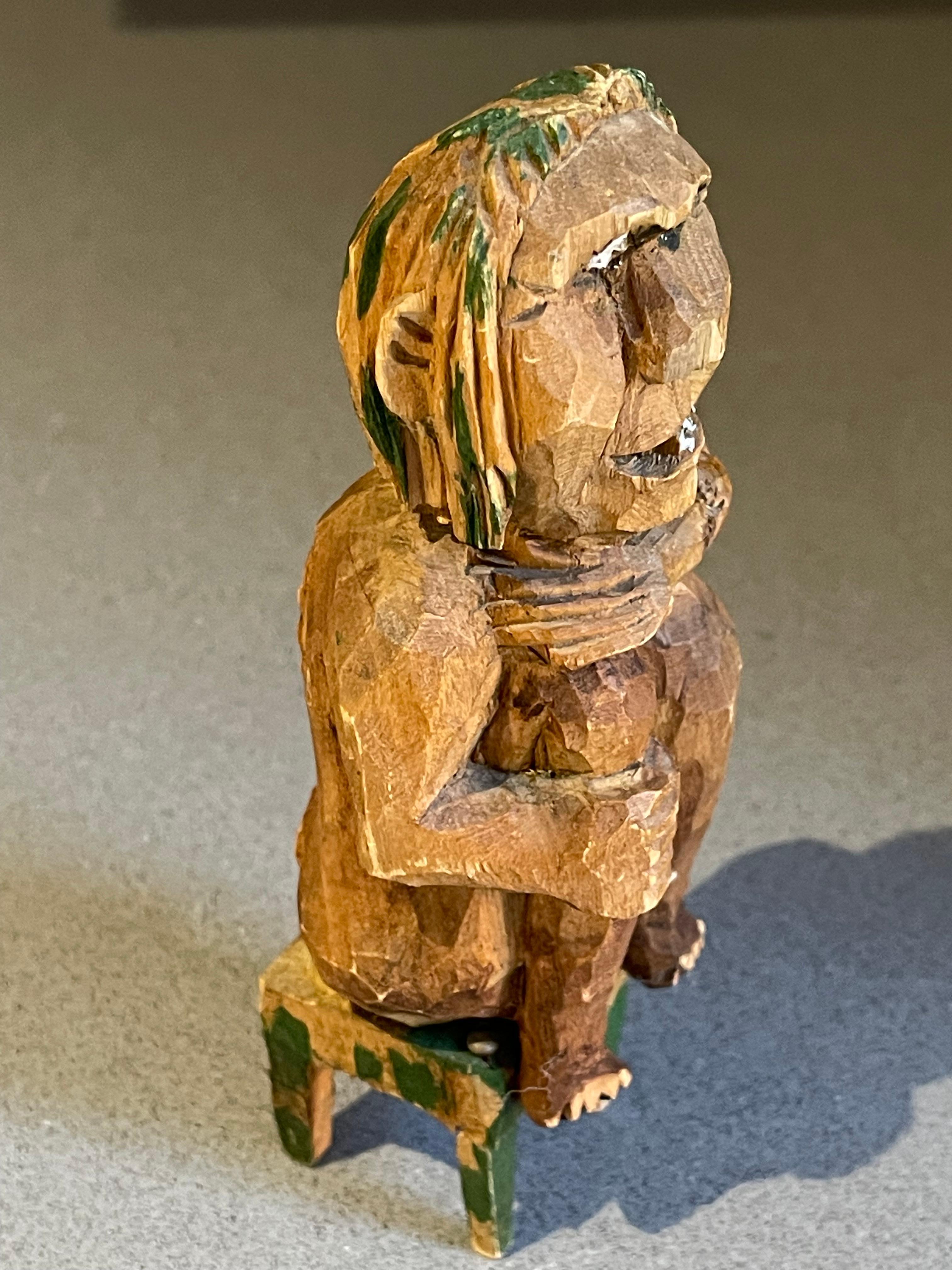 Escultura antigua de madera Figura decorativa Figura sentada sobre taburete Sueca Madera de turbera en venta