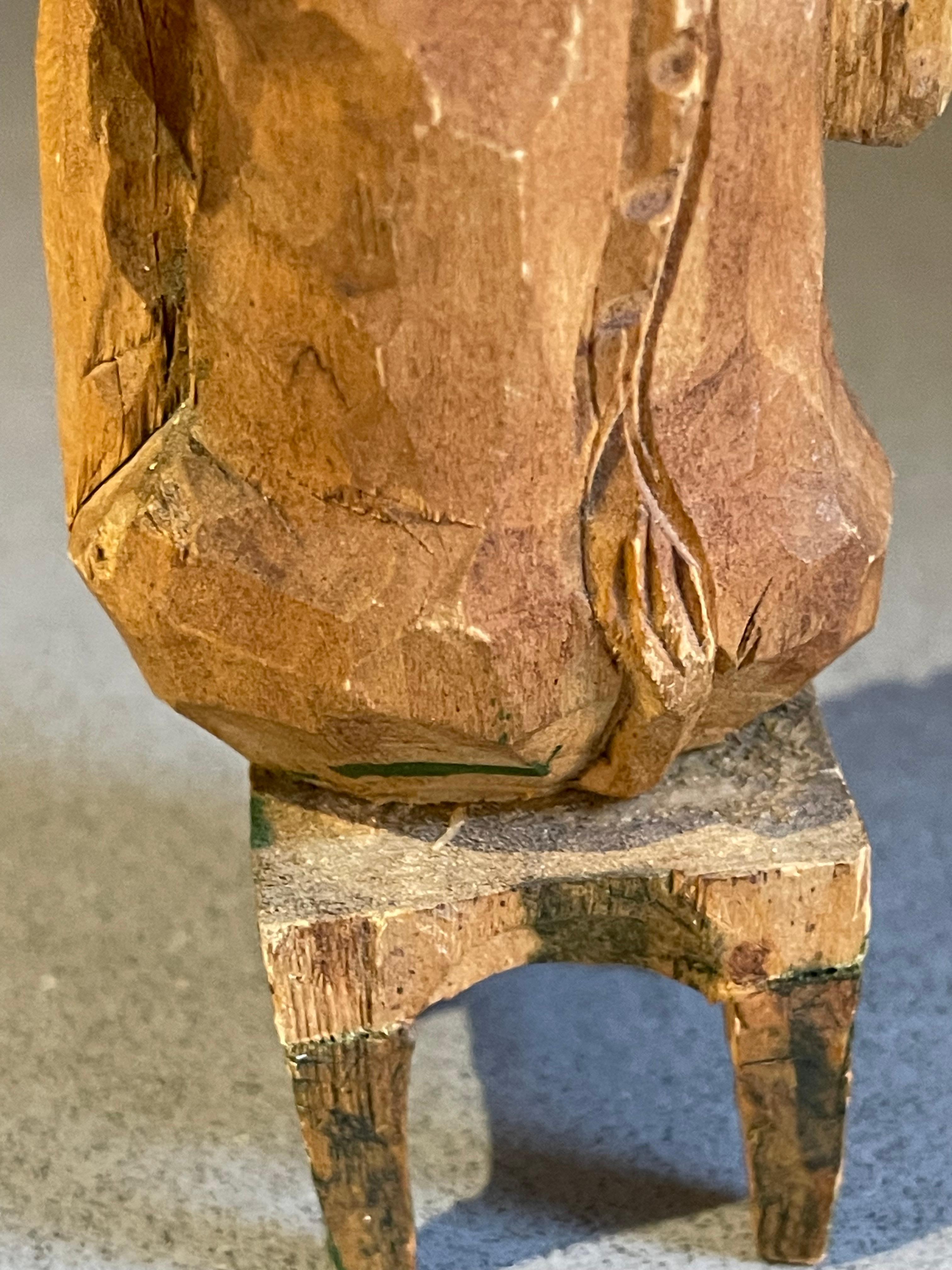 Escultura antigua de madera Figura decorativa Figura sentada sobre taburete Sueca en venta 1