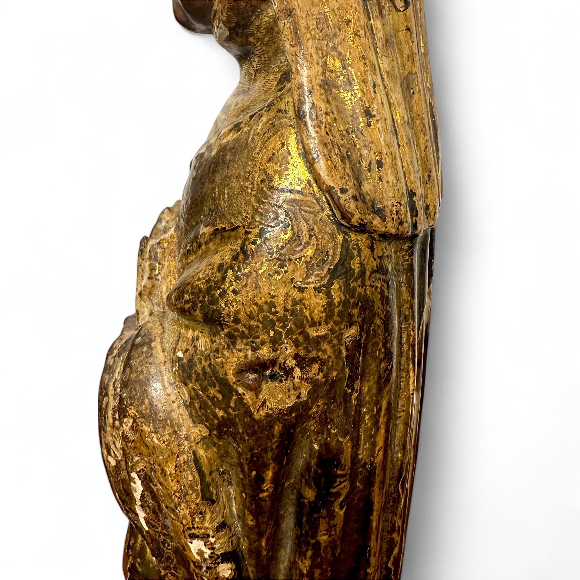 Sculpture ancienne en bois d'une sainte femme, 17e siècle en vente 2