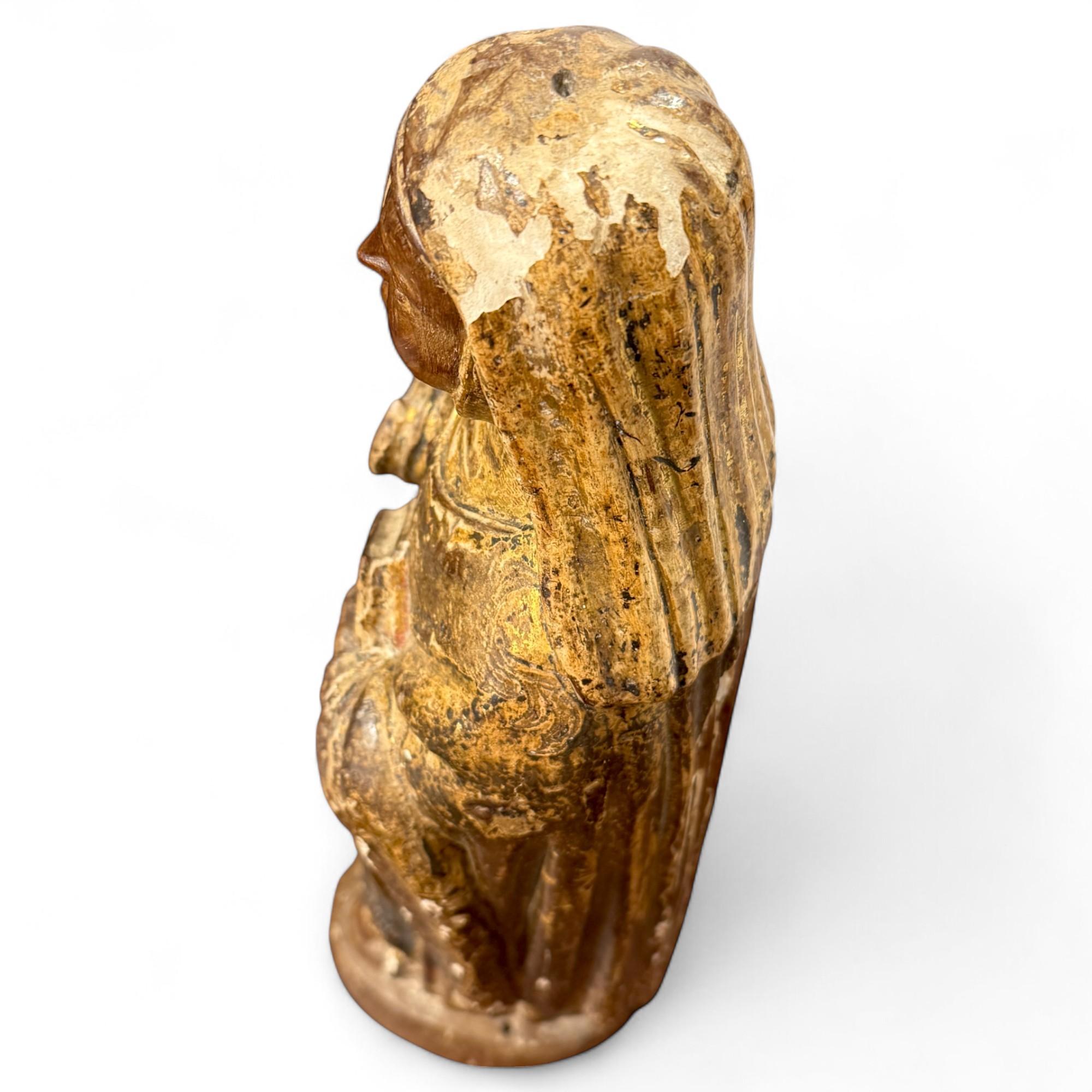Sculpture ancienne en bois d'une sainte femme, 17e siècle en vente 3