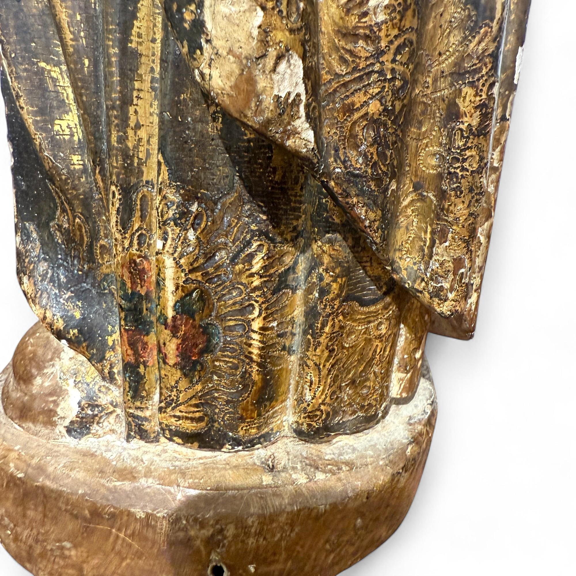 Sculpture ancienne en bois d'une sainte femme, 17e siècle en vente 5