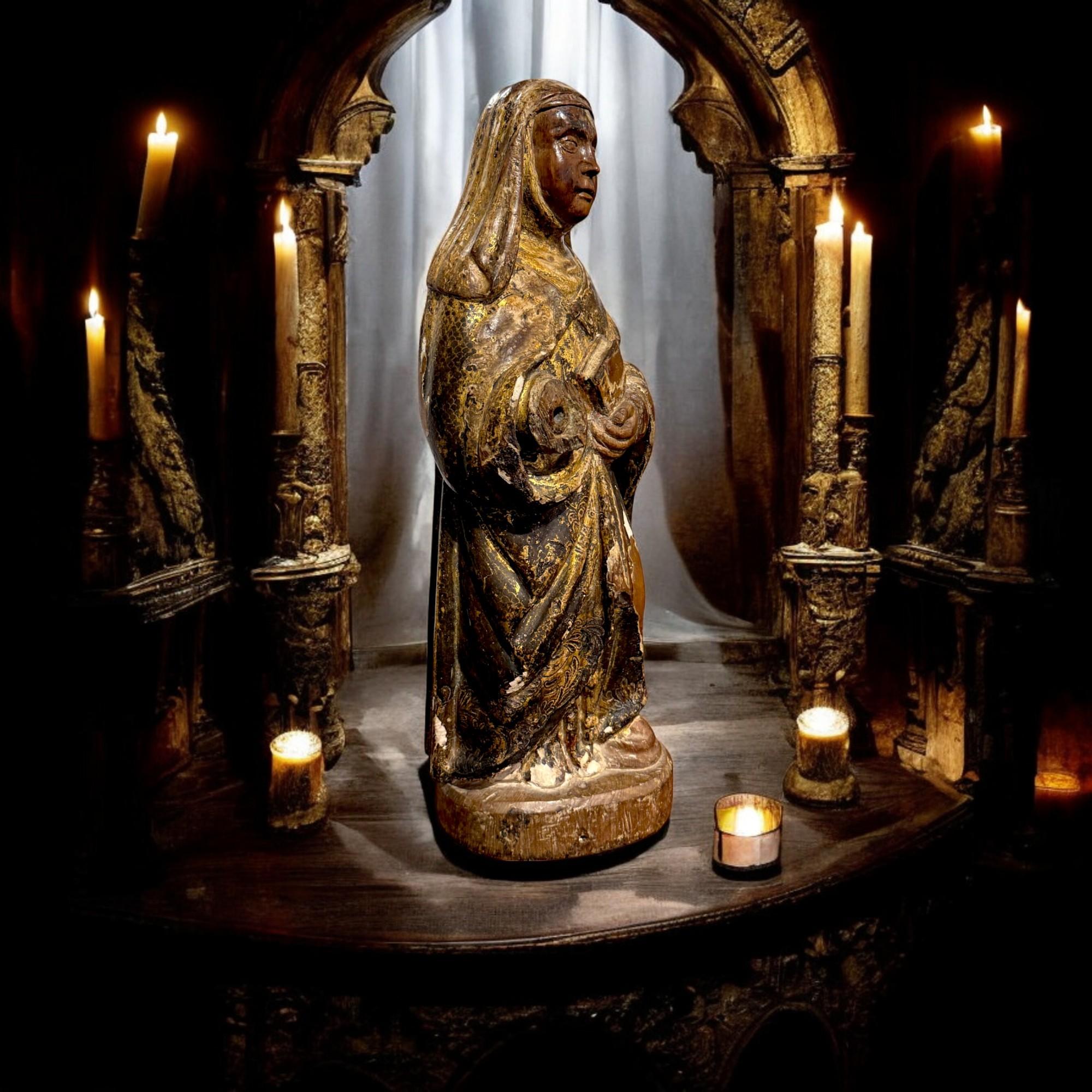 Médiéval Sculpture ancienne en bois d'une sainte femme, 17e siècle en vente