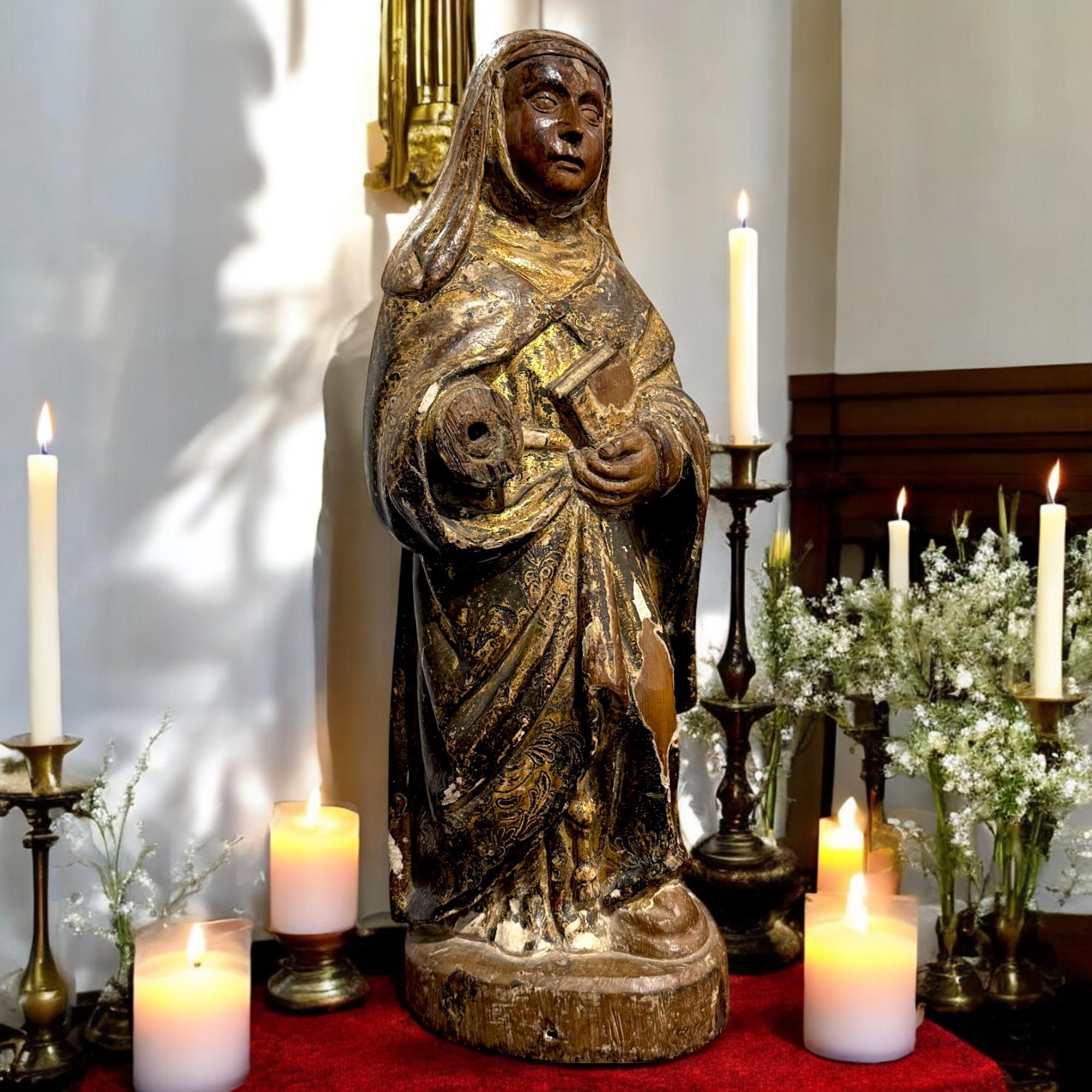 Français Sculpture ancienne en bois d'une sainte femme, 17e siècle en vente
