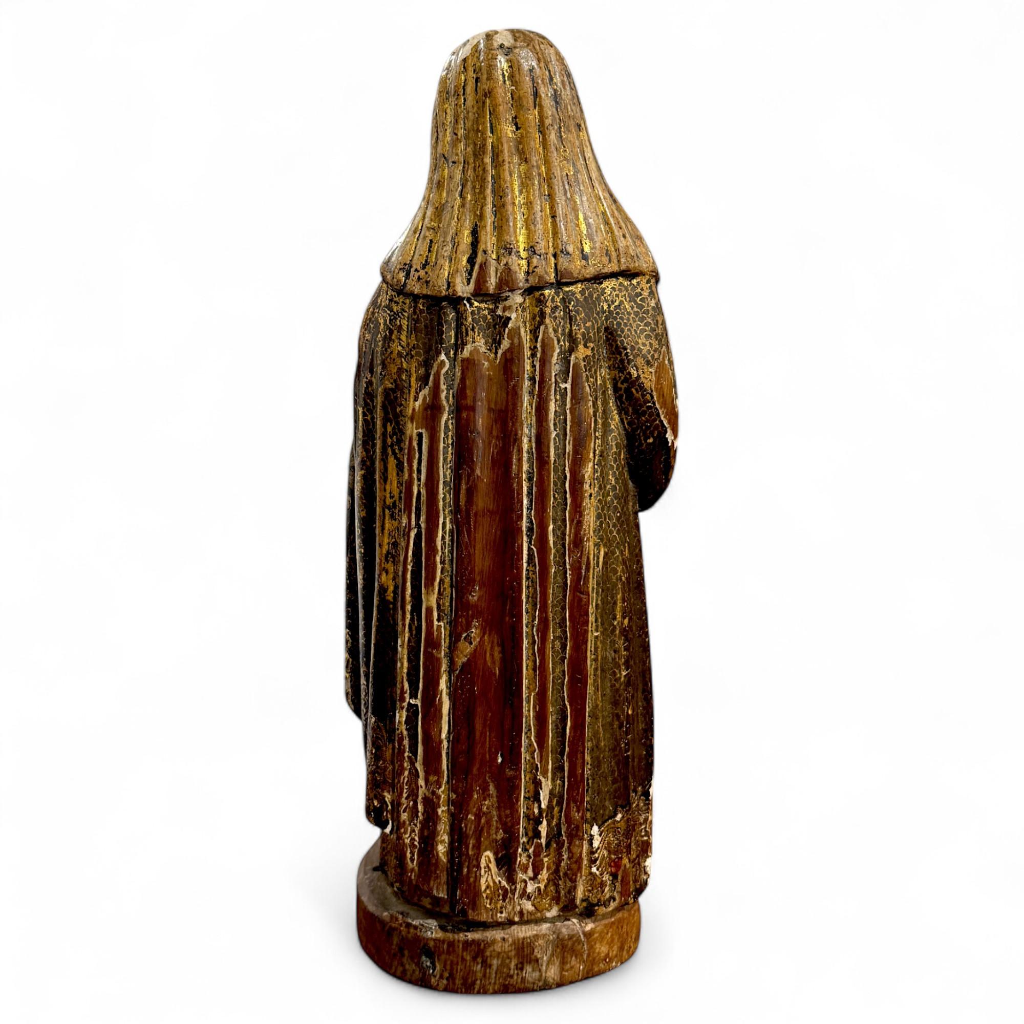 Sculpté à la main Sculpture ancienne en bois d'une sainte femme, 17e siècle en vente