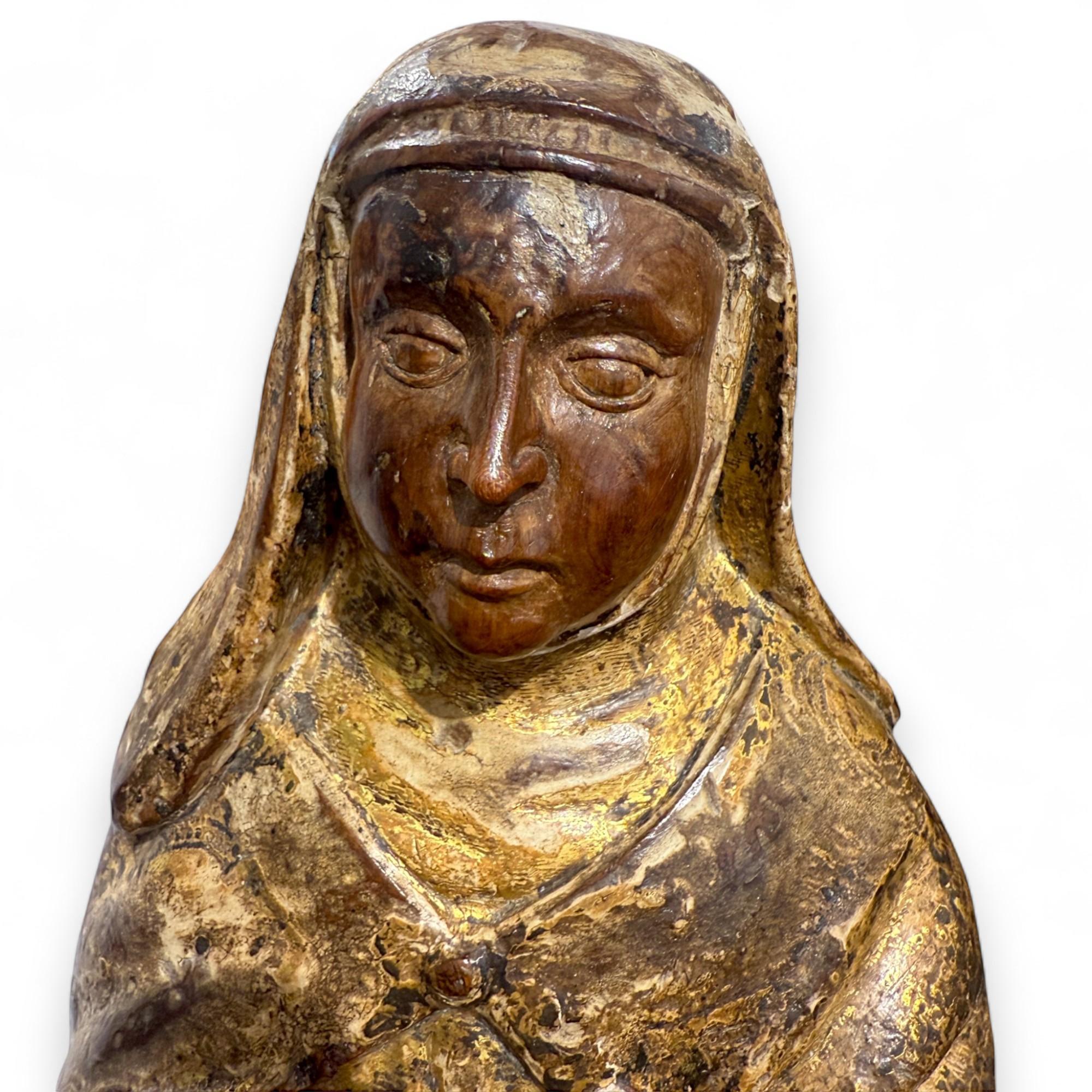 17ème siècle Sculpture ancienne en bois d'une sainte femme, 17e siècle en vente