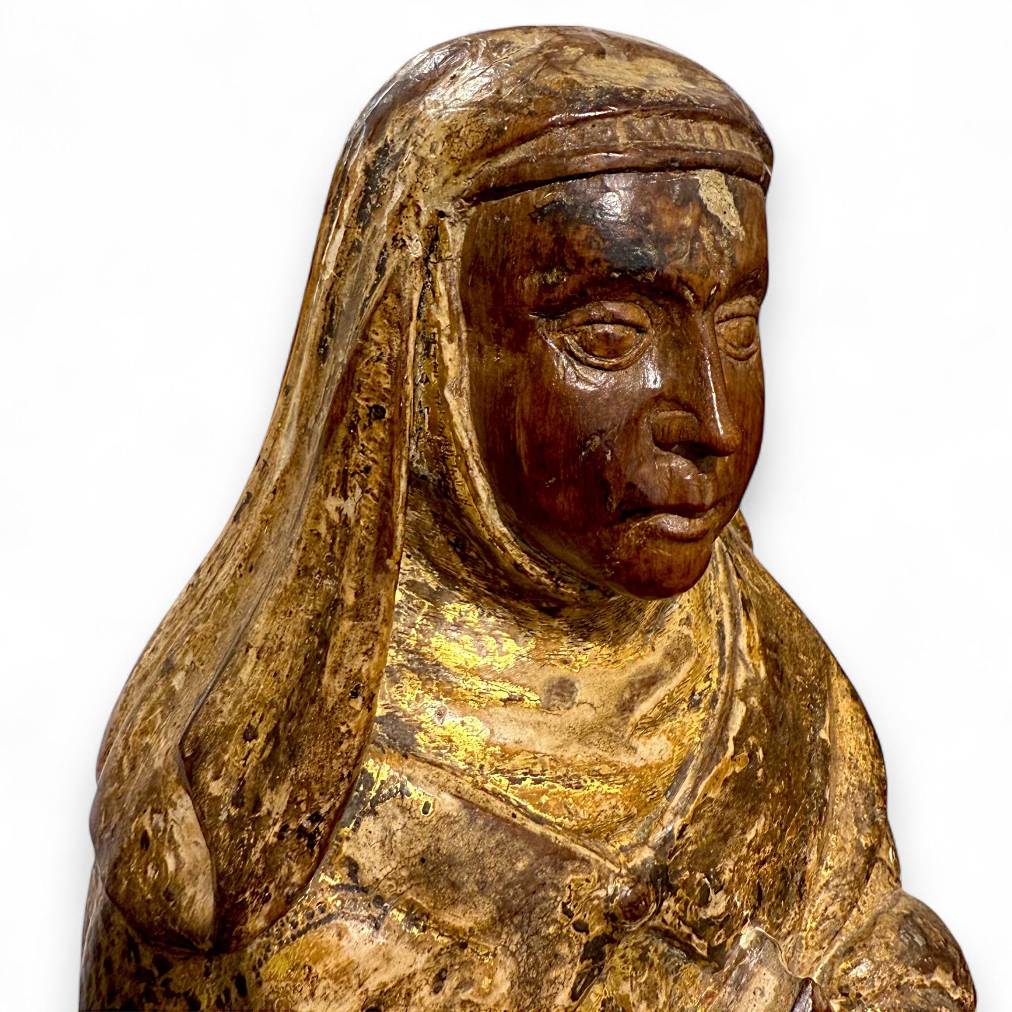 Bois Sculpture ancienne en bois d'une sainte femme, 17e siècle en vente