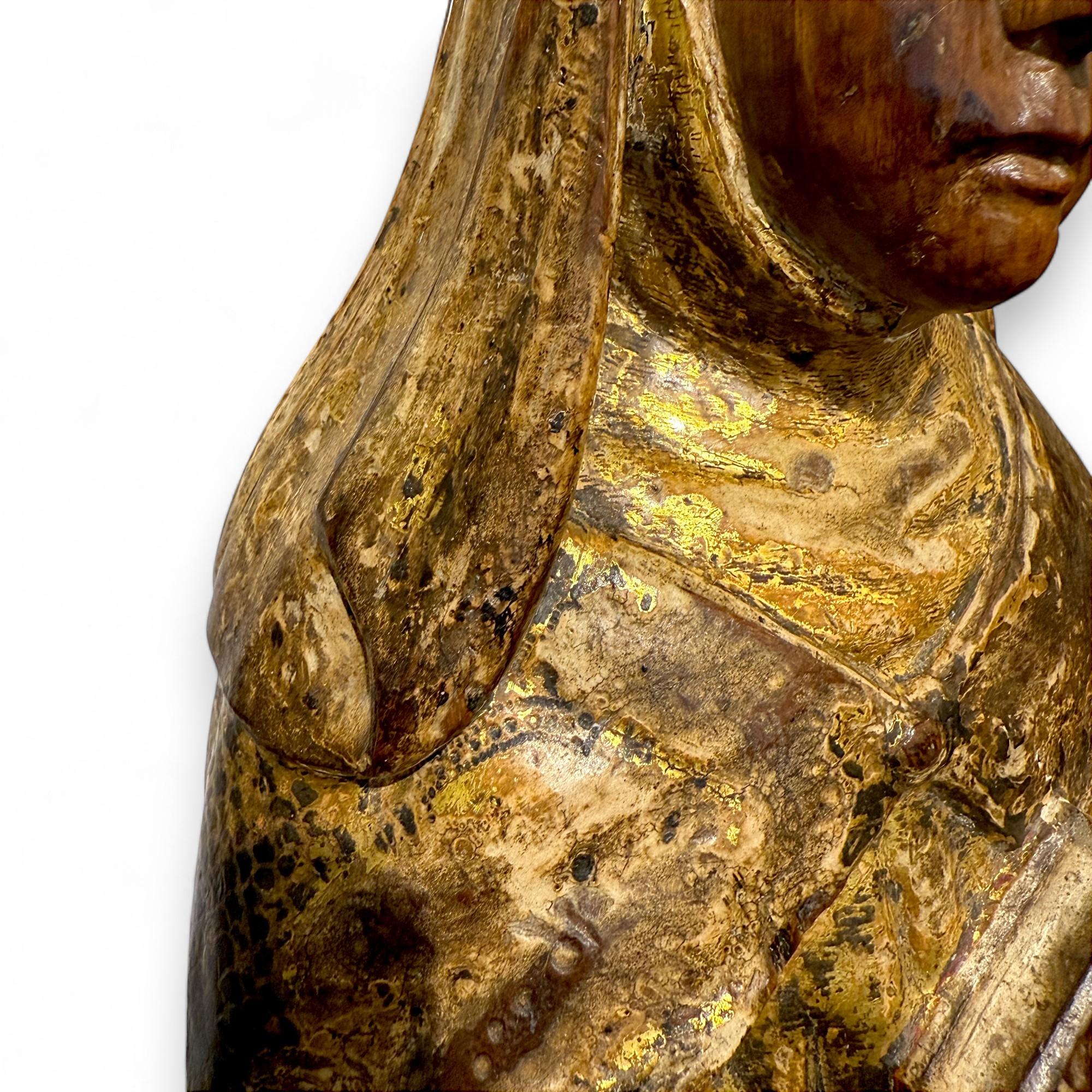 Sculpture ancienne en bois d'une sainte femme, 17e siècle en vente 1
