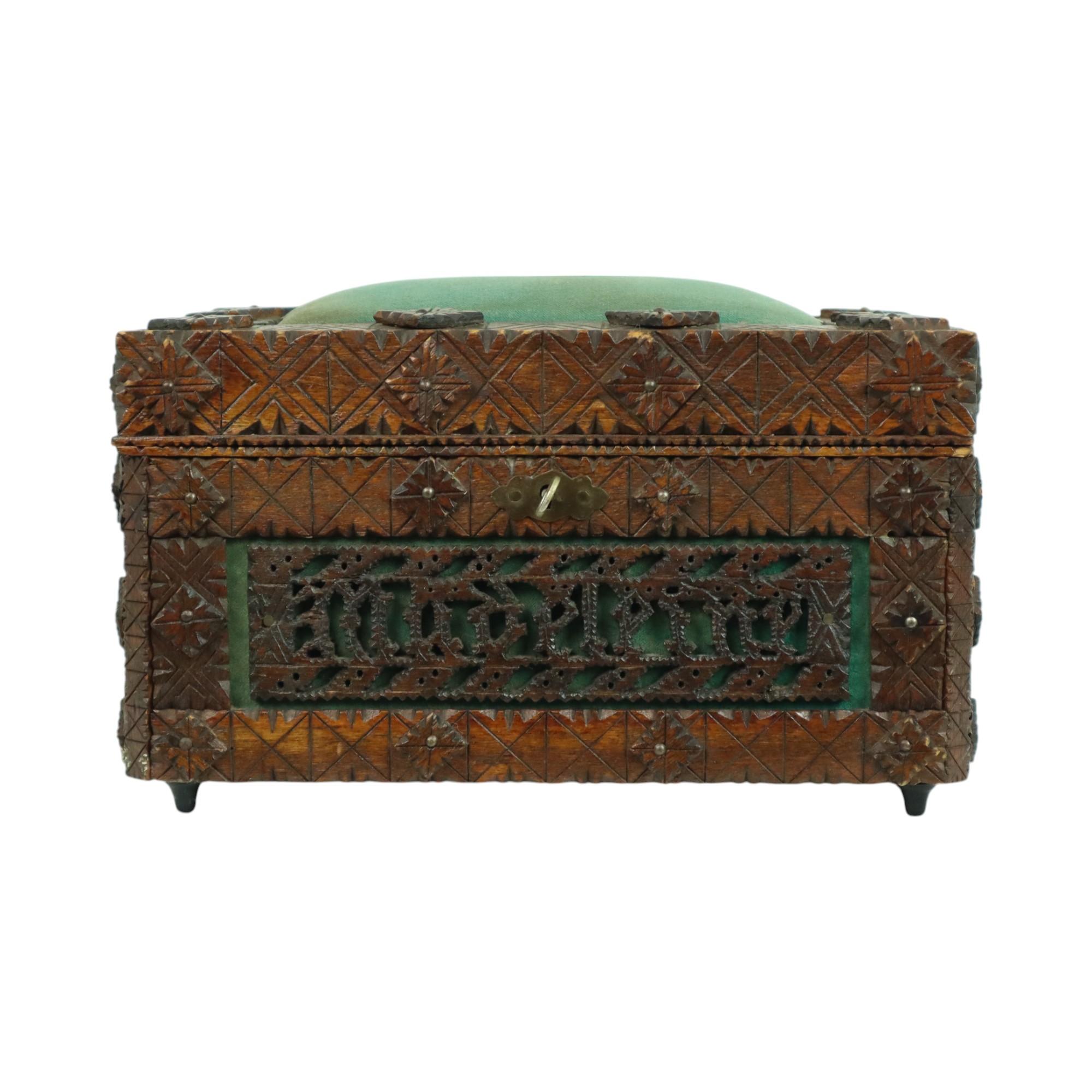 Antique sewing box, wooden tramp art box with green fabric parts and a pincushion at the top, unique handmade object, at the bottom a metal plate with the maker and date engraved, dated 1928. The key is included but is purely decorative.

Beautiful