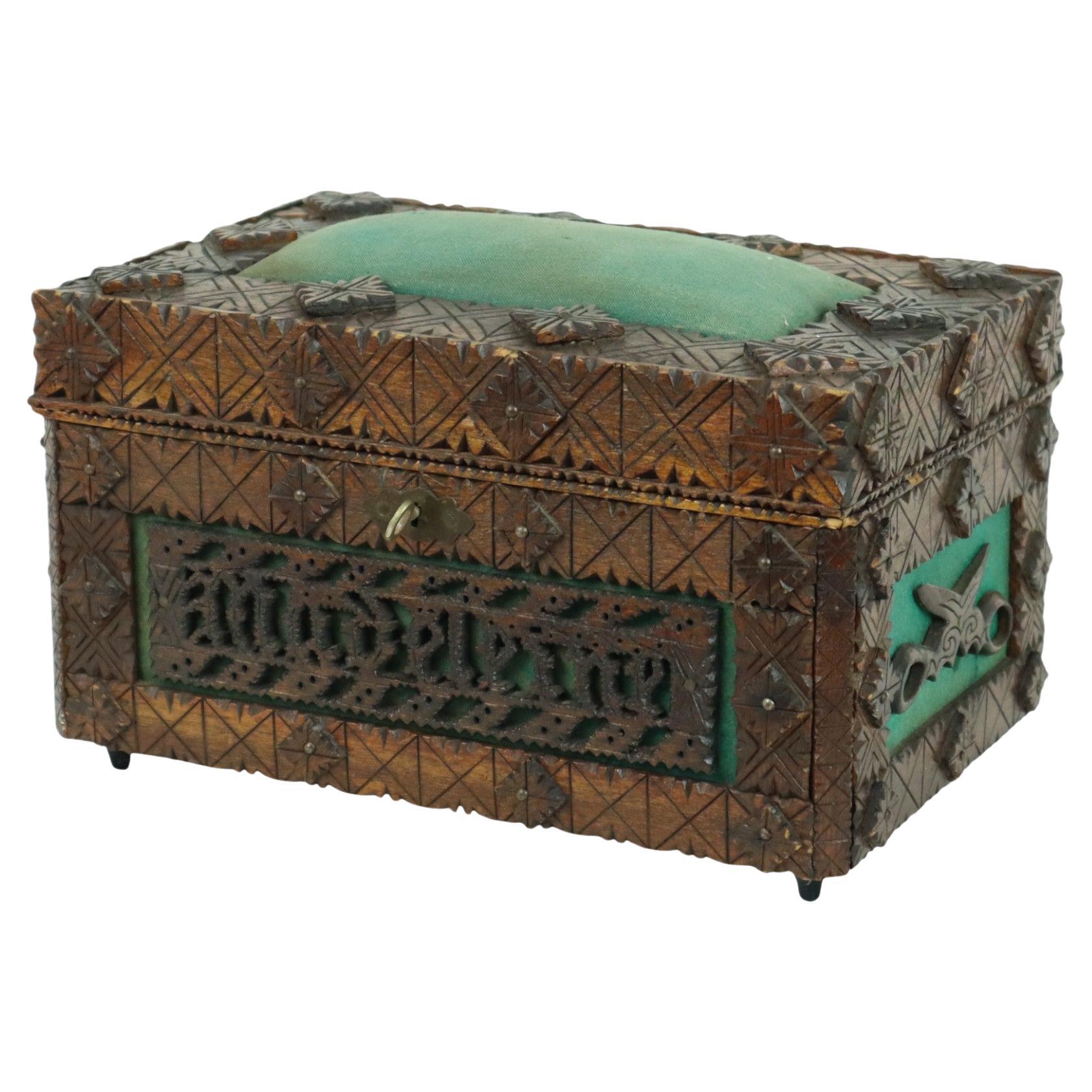 Antiguo Costurero de Madera Tramp Art Arte Popular Pieza Única 1928