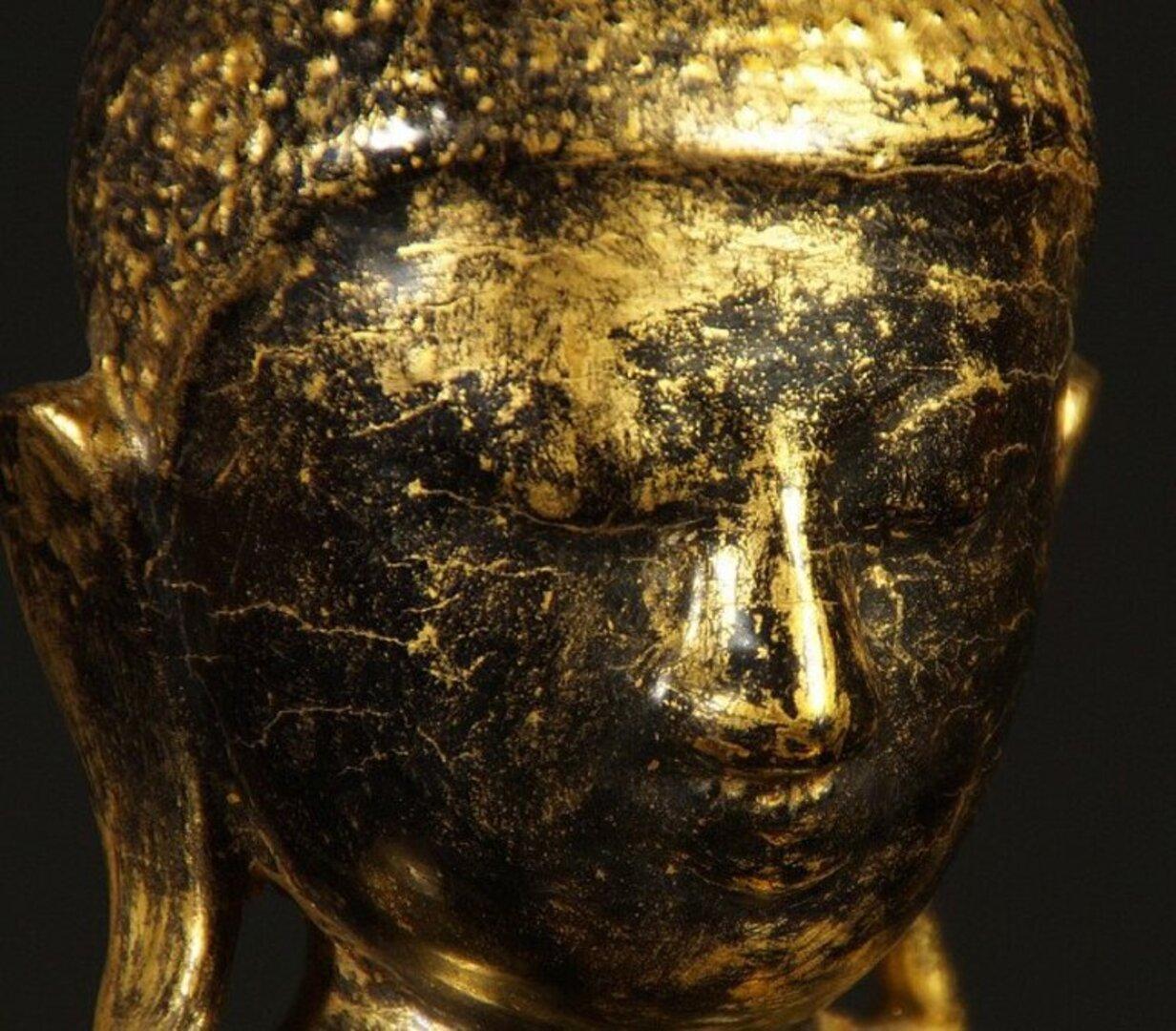 Statue ancienne de Bouddha Shan en bois de Birmanie en vente 5