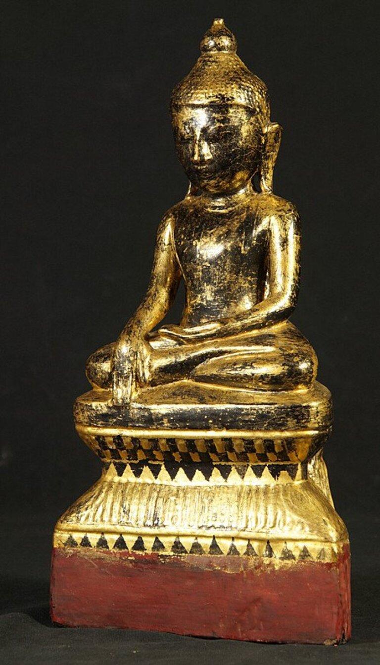 MATERIAL : bois
Mesures : 37 cm de haut 
19 cm de large et 9 cm de profondeur
Poids : 1,235 kgs
Doré à l'or fin 24 krt.
Style Shan (Tai Yai)
Bhumisparsha mudra
Originaire de Birmanie
XVIIIe siècle.
  