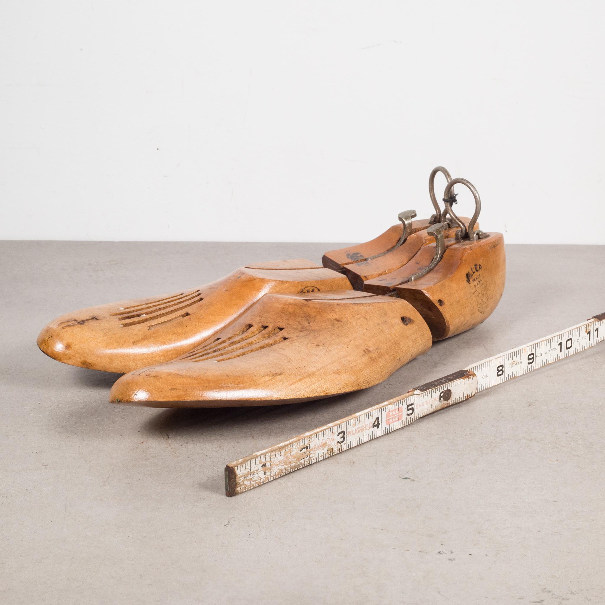 Hêtre Formes de chaussures anciennes en bois avec poignées, vers 1920 en vente