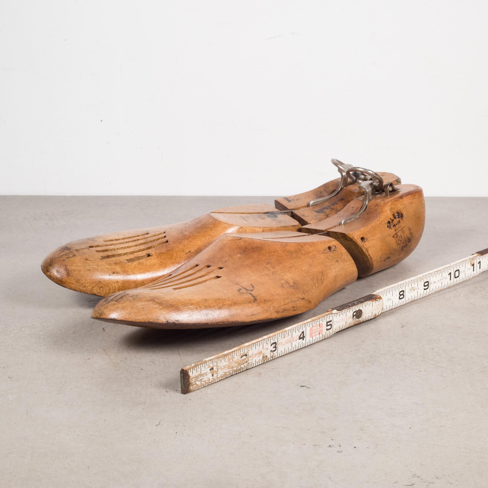 Antique Wooden Shoe Forms with Handles c.1920 In Good Condition For Sale In San Francisco, CA