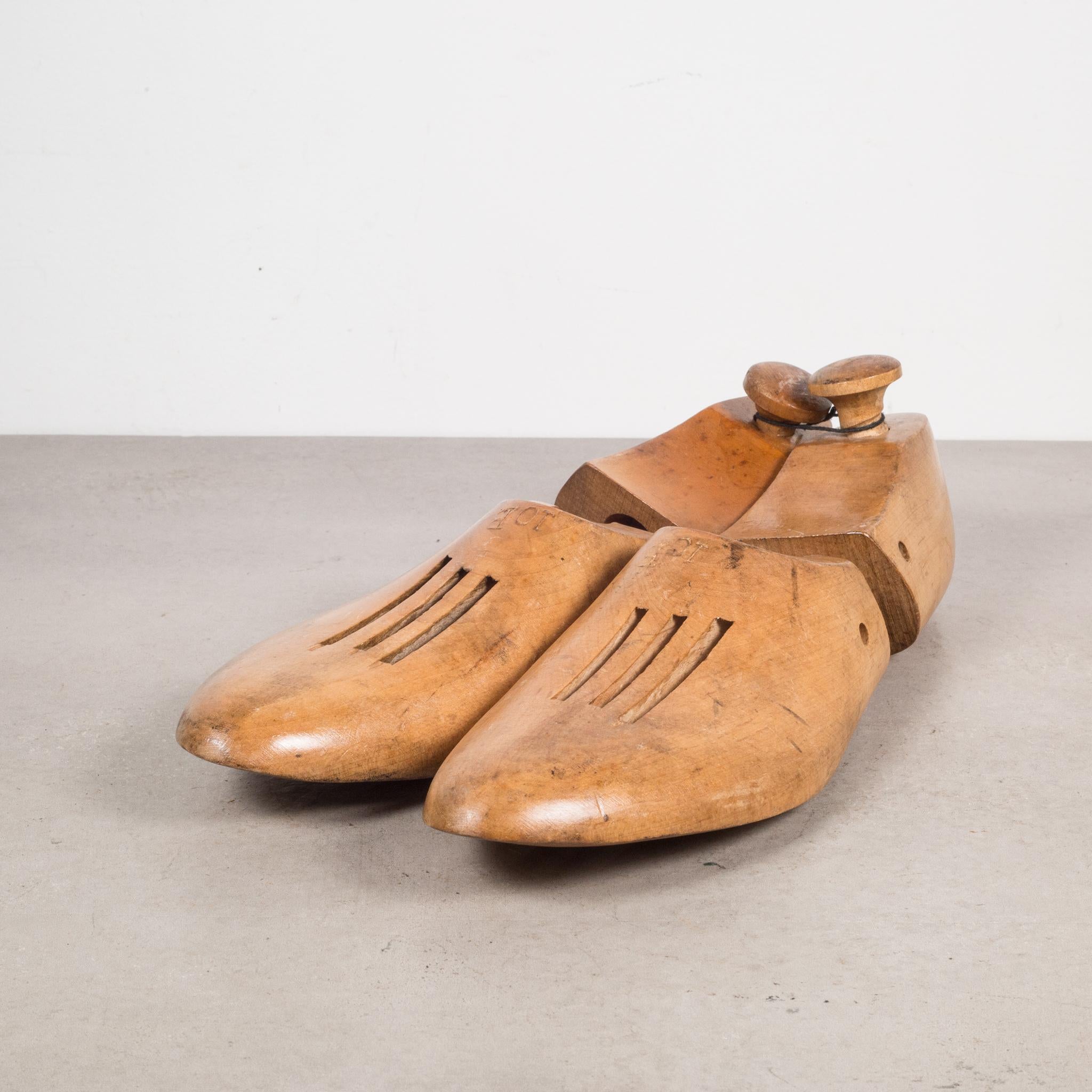 Antike hölzerne Schuhformen mit Griffen, um 1920 (Buchenholz) im Angebot