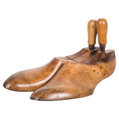 Antico modello di scarpe in legno con manici del 1920 circa
