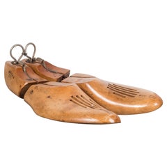 Formes de chaussures anciennes en bois avec poignées, vers 1920