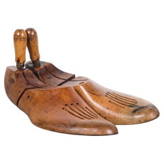 Antichi modelli di scarpe in legno con manici, 1920 ca.
