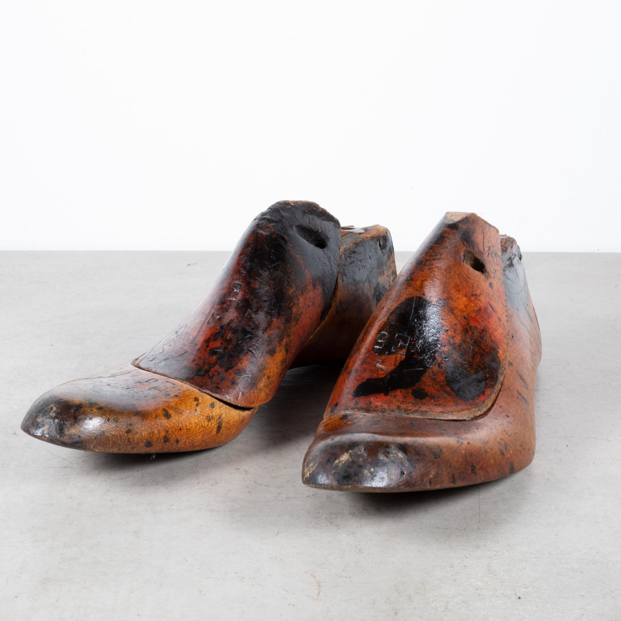 Chaussures anciennes en bois, dernières vers 1920, 8 paires disponibles (expédition gratuite) Bon état - En vente à San Francisco, CA