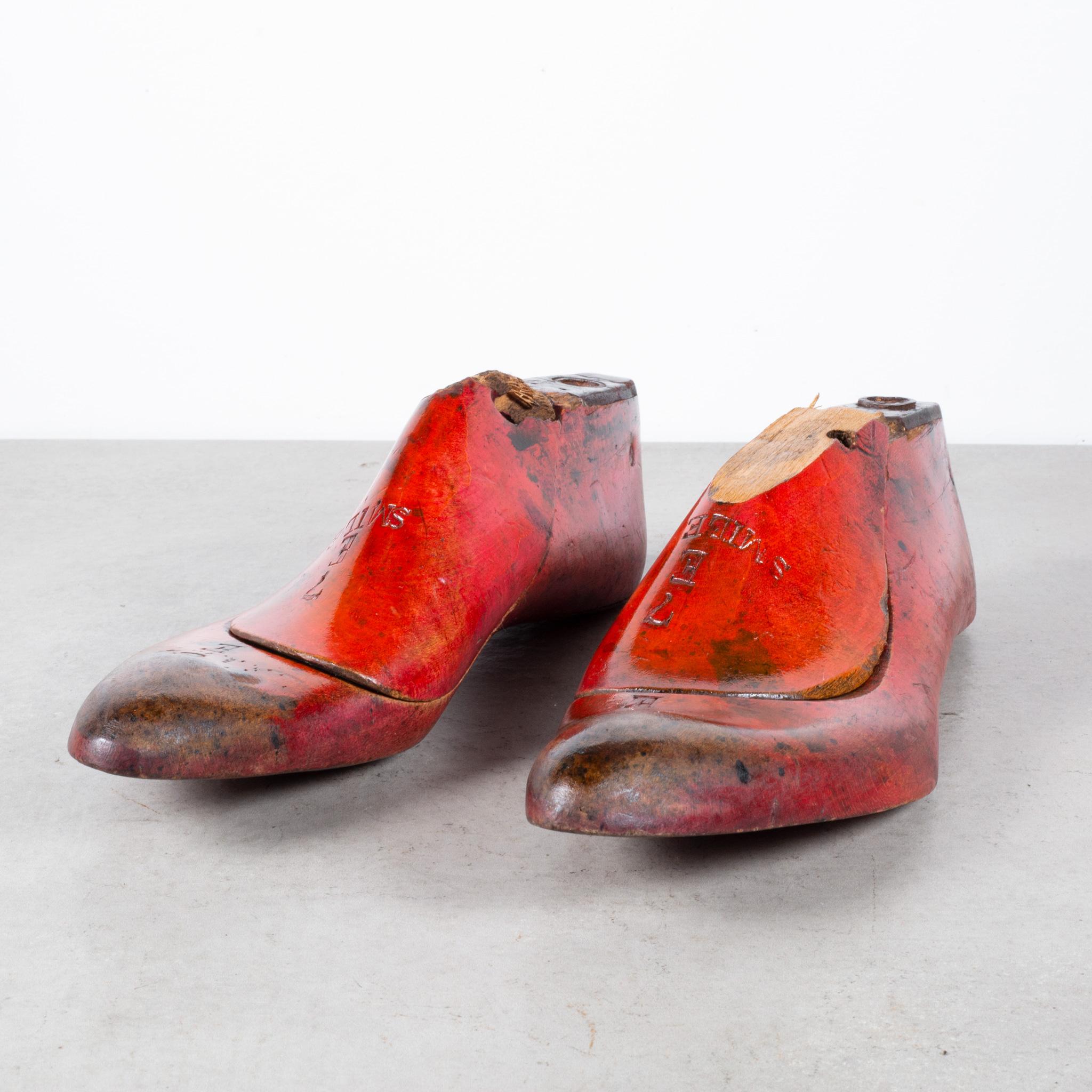 Bronze Chaussures anciennes en bois, dernières vers 1920, 8 paires disponibles (expédition gratuite) en vente